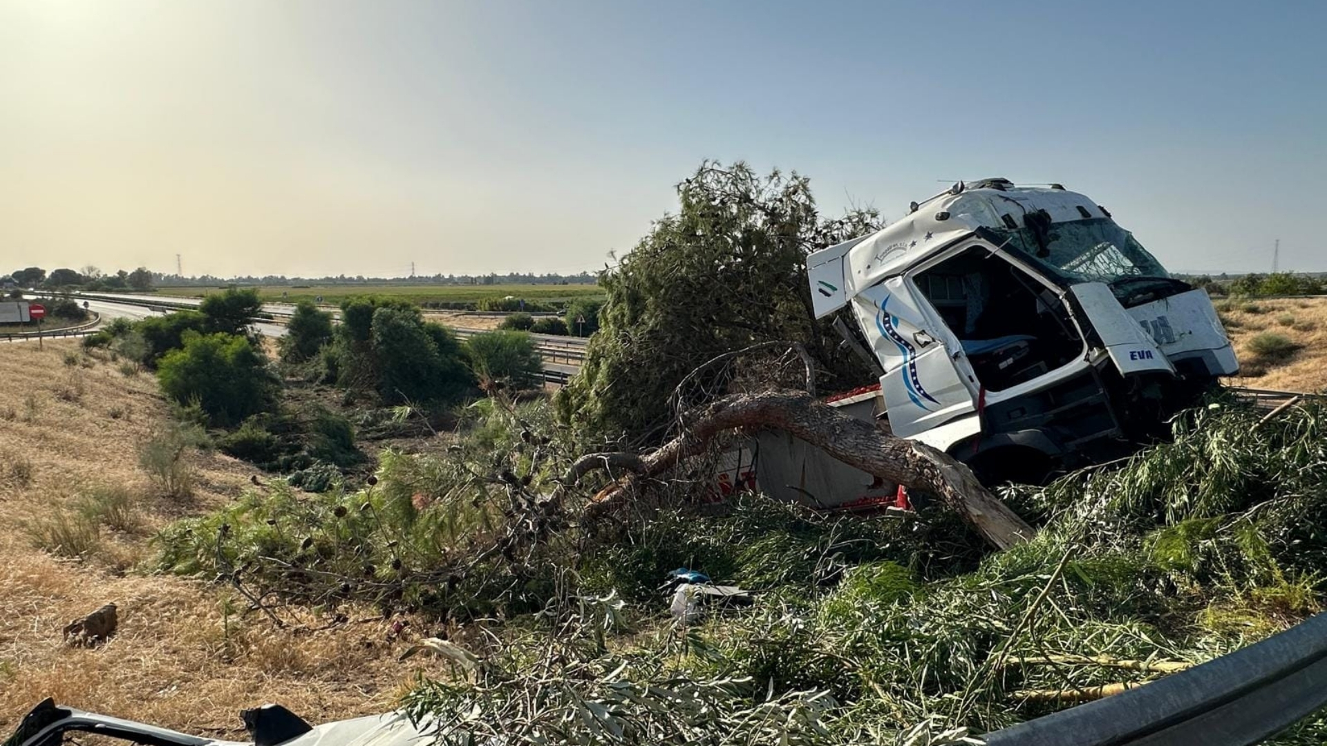 Camión siniestrado en la A-5, a la altura de Arroyo de San Serván.
