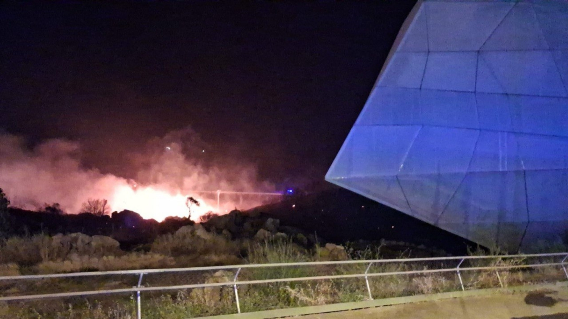 Incendio forestal junto al Palacio de Congresos de Plasencia