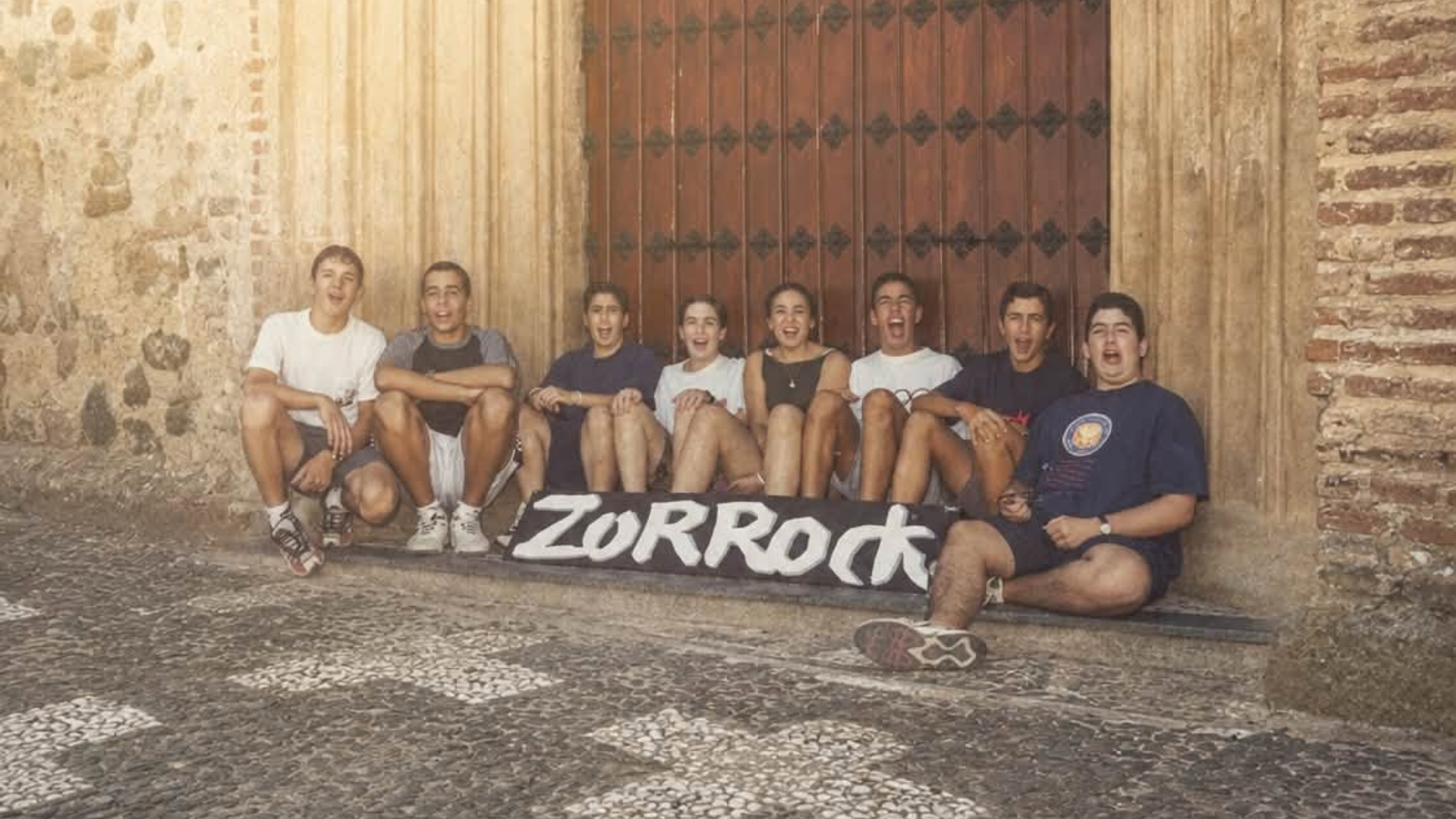 Jóvenes en Puebla de la Reina disfrutando de las primeras ediciones del Zorrock