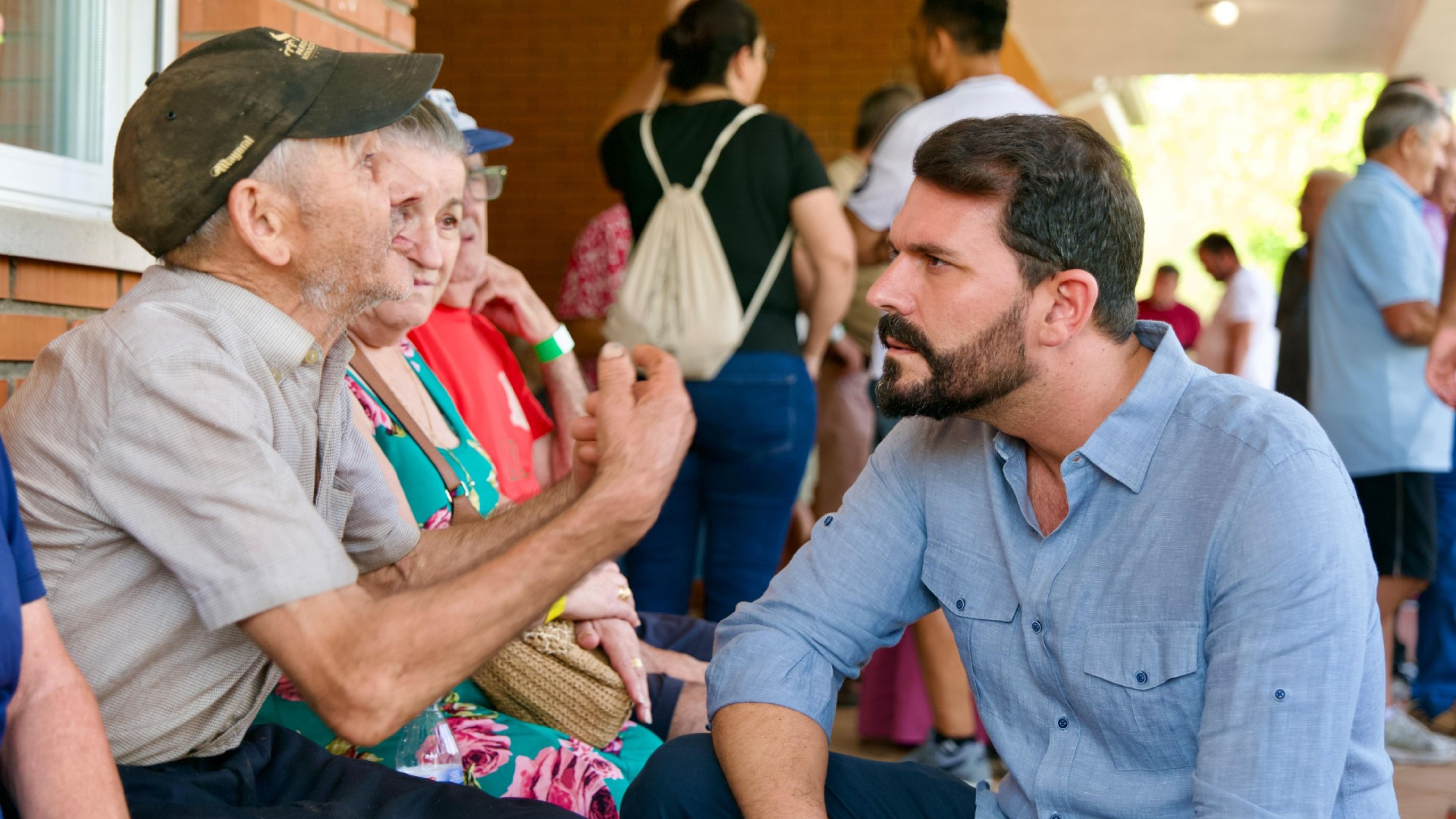 Álvaro Sánchez Cotrina, secretario general del PSOE de Extremadura, visita a las personas evacuadas en la Residencia de Estudiantes de Caminomorisco