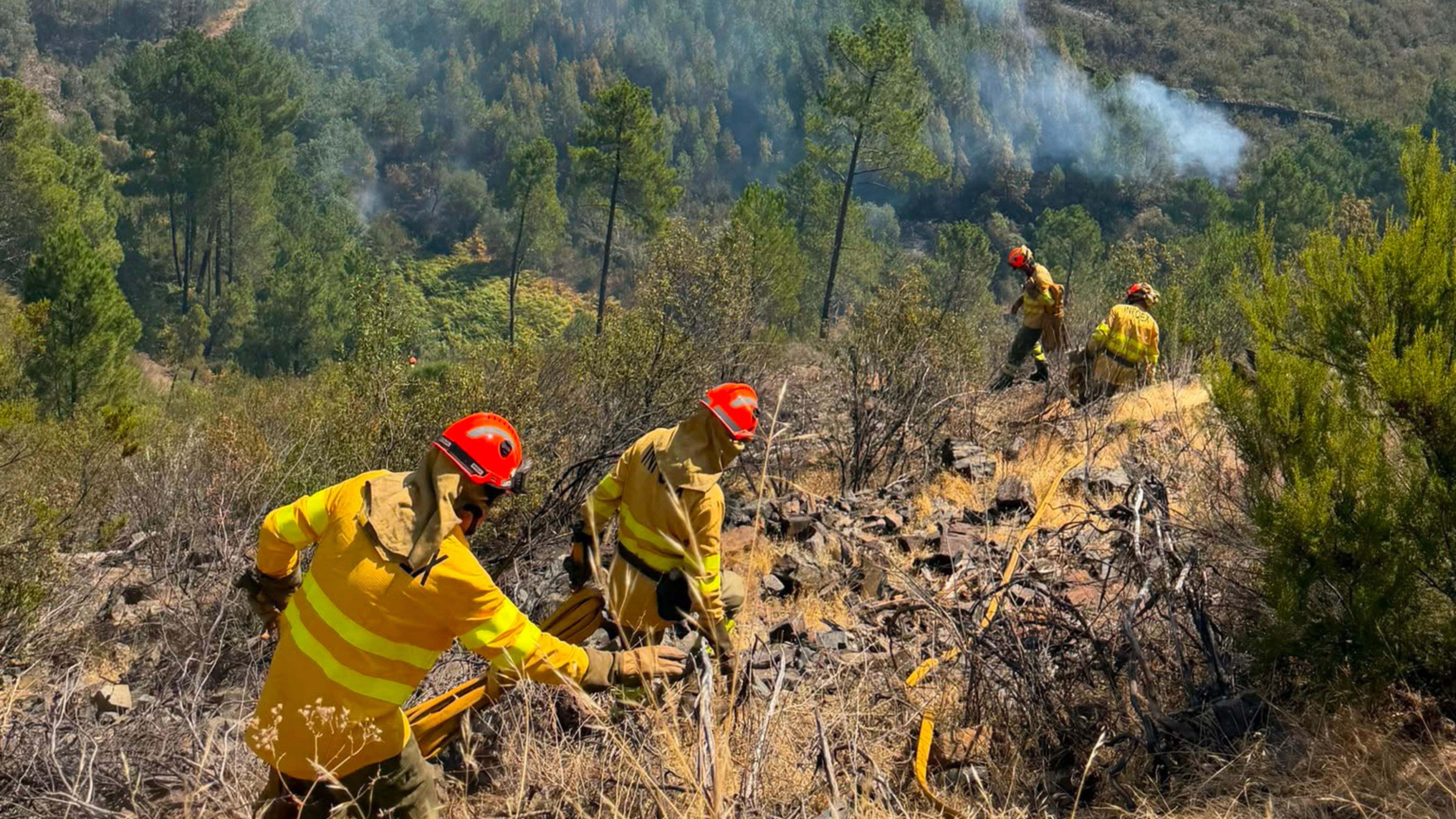Bomberos del Infoex trabajando en el incendio de Las Hurdes