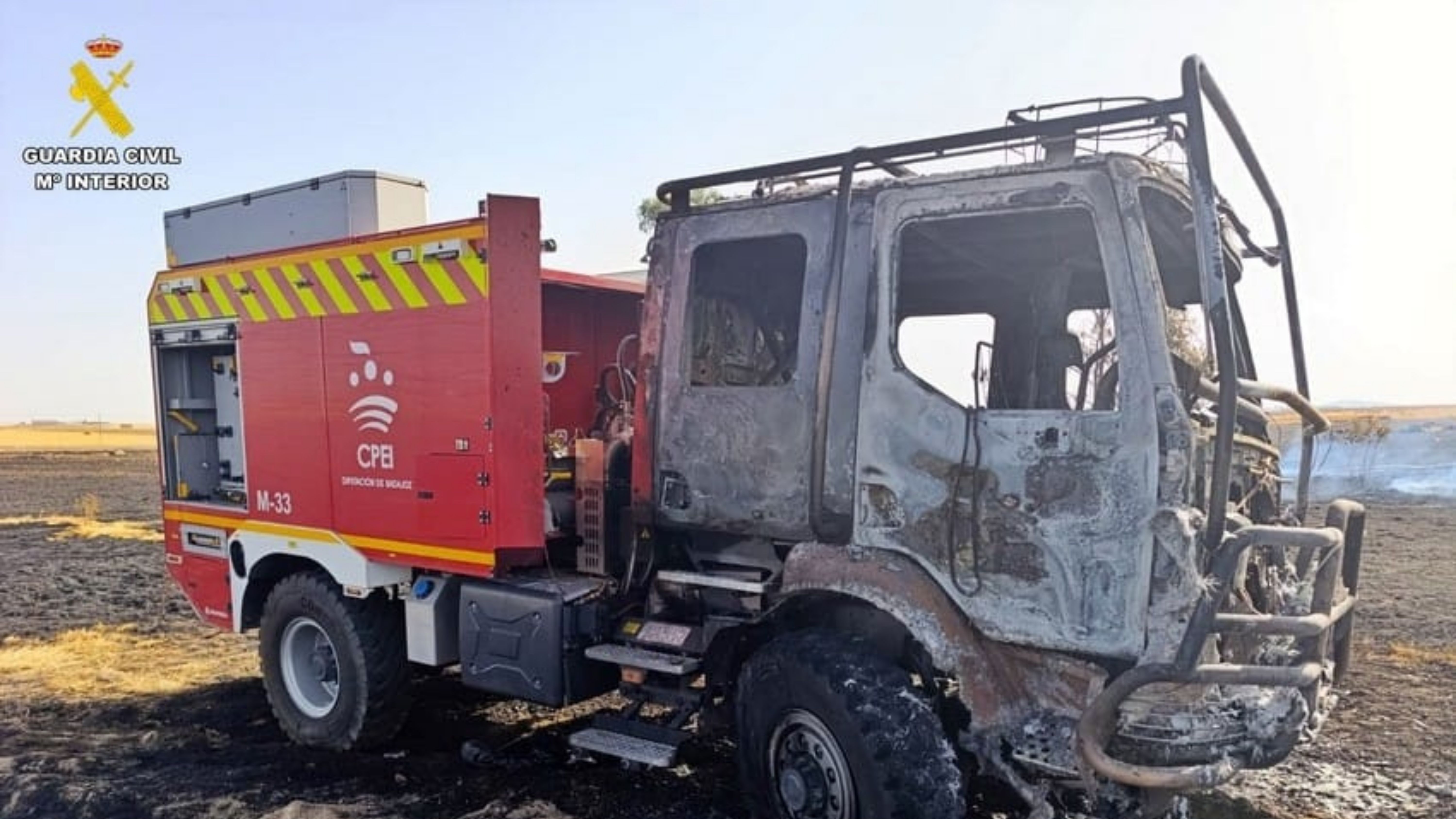 Camión de bomberos quemado en un incendio en Granja de Torrehermosa