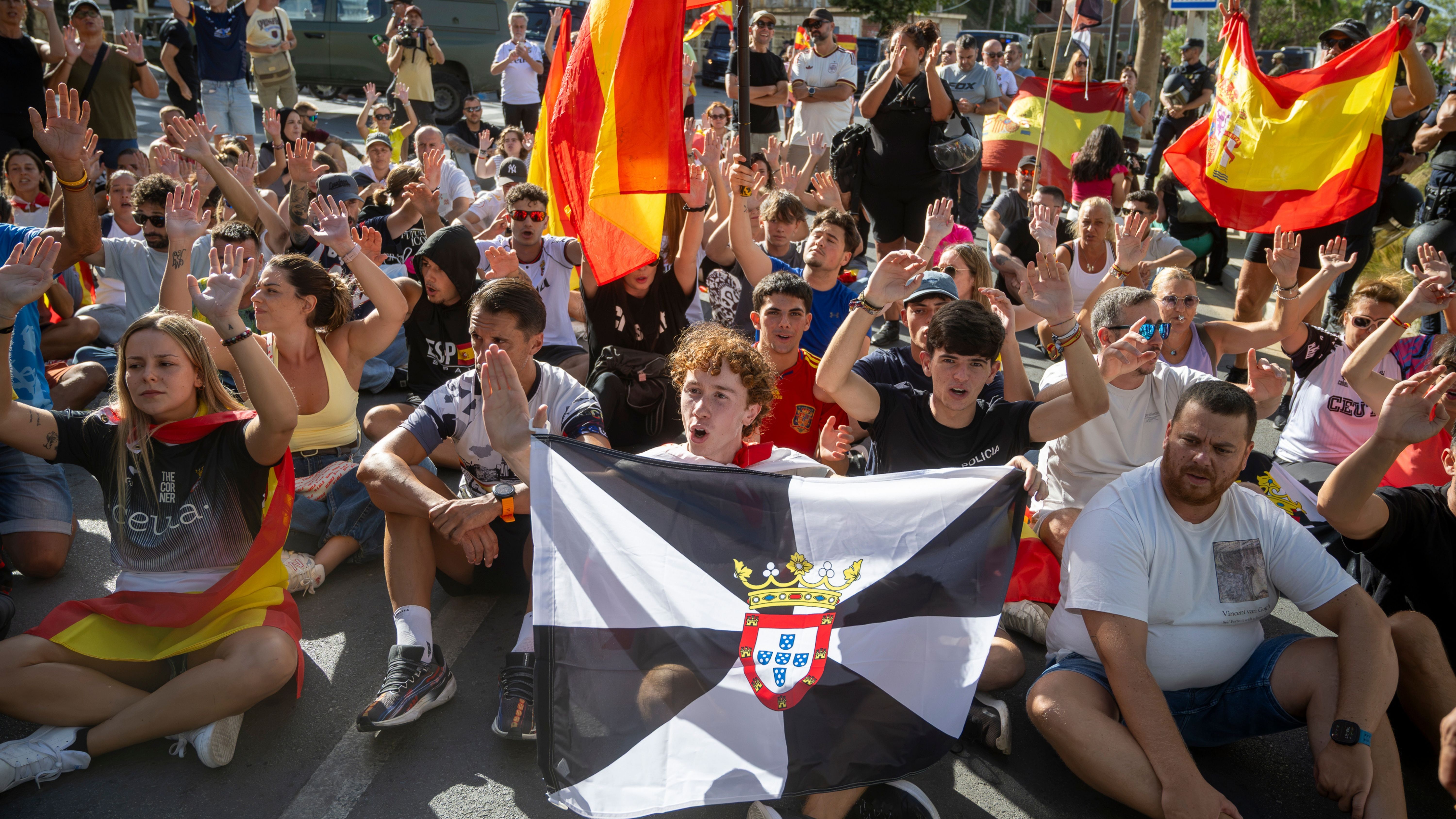 Varias personas durante una manifestación para protestar por la situación provocada por la llegada masiva de migrantes, a 27 de agosto de 2026, en Ceuta (España).