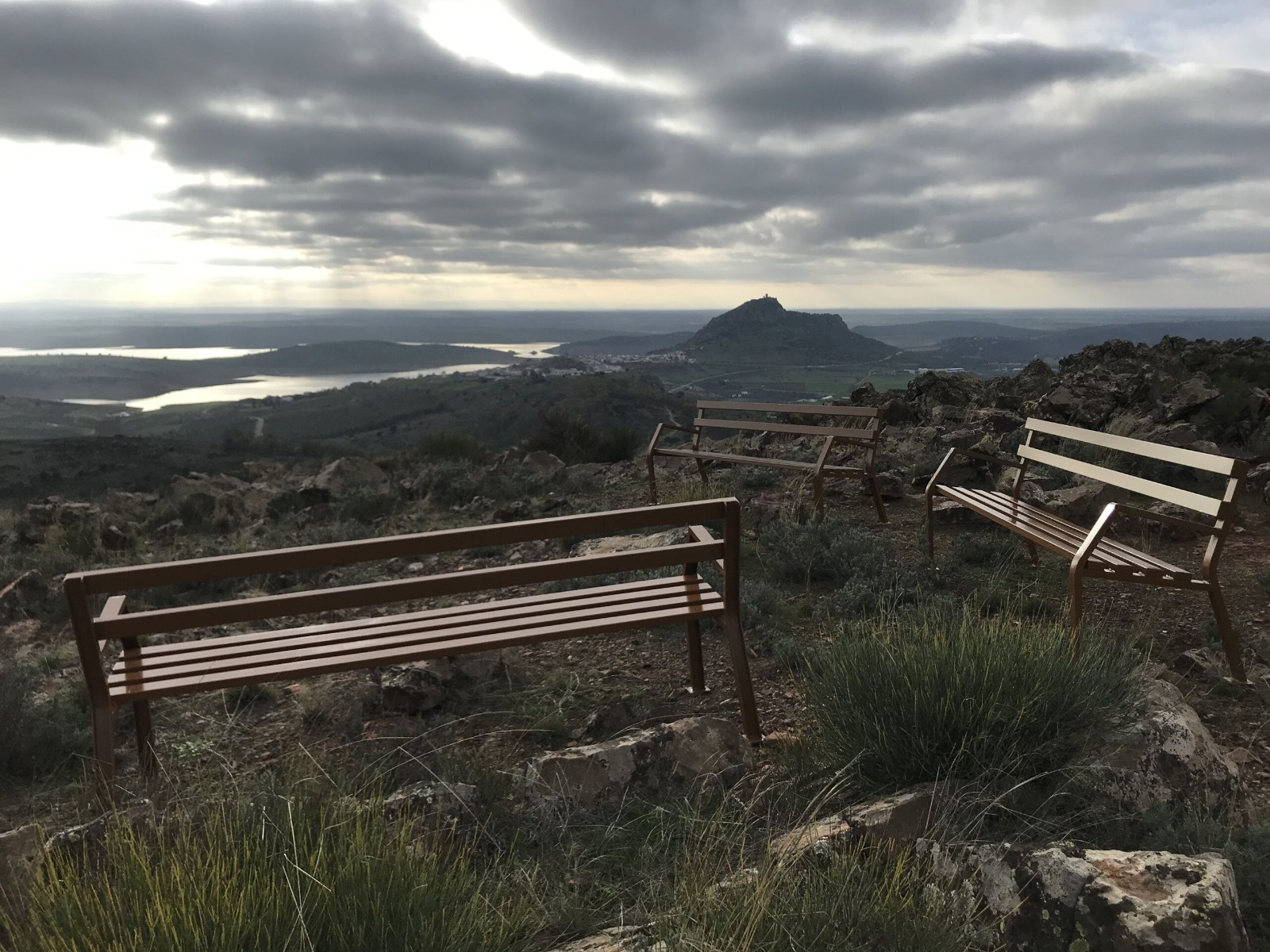 Peñas Blancas se ha convertido en una de las rutas clásicas del senderismo extremeño y su cita anual reúne a más de un millar de participantes. Durante el resto del año, el recorrido continúa recibiendo senderistas atraídos por la combinación de paisaje, naturaleza y patrimonio