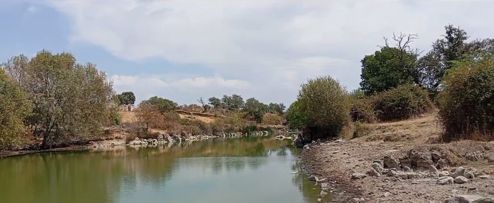 El azud se encuentra en el término municipal de Cáceres y forma parte de un paisaje en el que se cruzan naturaleza, historia y antiguos aprovechamientos del agua.