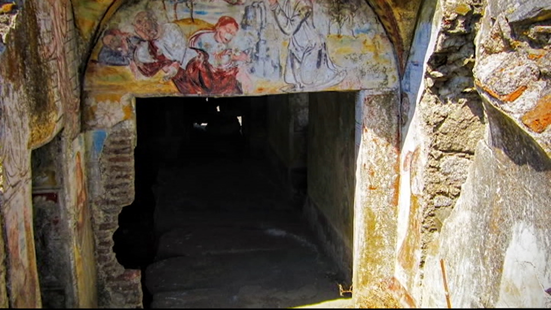 La ermita de San Jorge es uno de esos lugares donde cada elemento abre una nueva pregunta. El agua que pudo marcar su origen, las pinturas que conservan la firma de un artista del siglo XVI, los símbolos religiosos y las huellas del abandono forman parte de una historia única