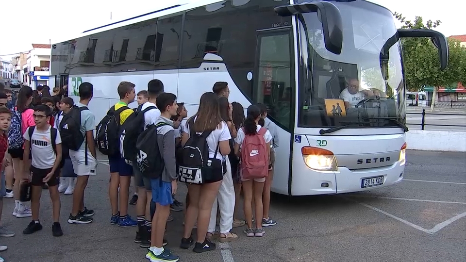 Alumnos utilizando el transporte escolar.