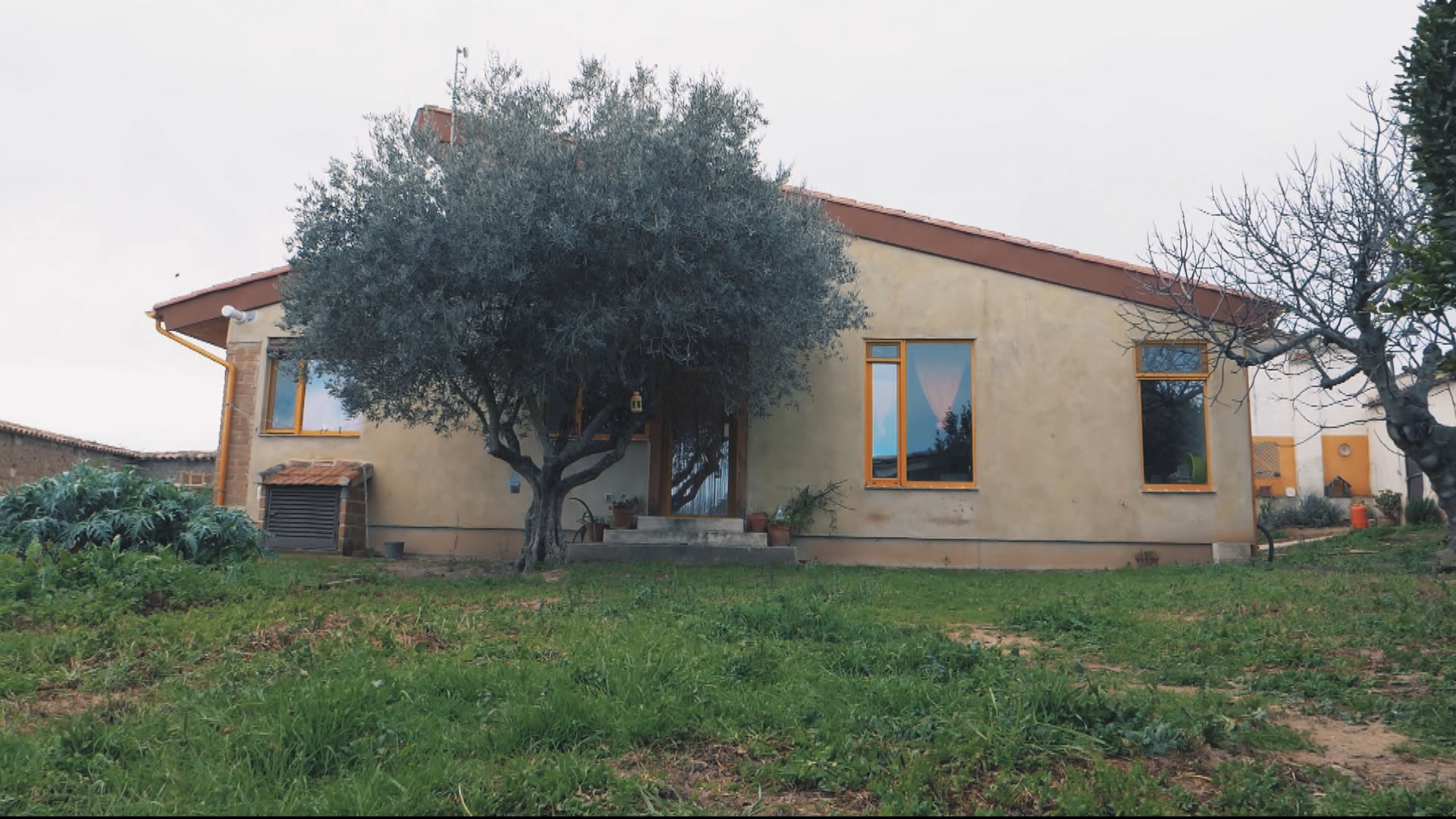 No se trata de una casa en la que los materiales naturales sean únicamente una elección estética. Forman parte de la propia estrategia para conseguir aislamiento, eficiencia y confort