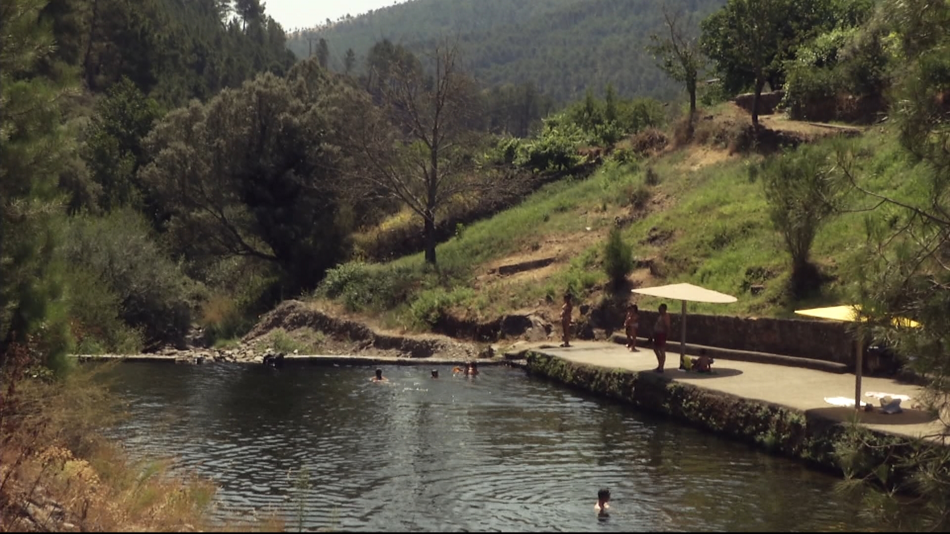 La zona de baño de El Castillo, en Pinofranqueado, permite disfrutar del río Esperabán en un entorno natural marcado por la pizarra y la vegetación de ribera.