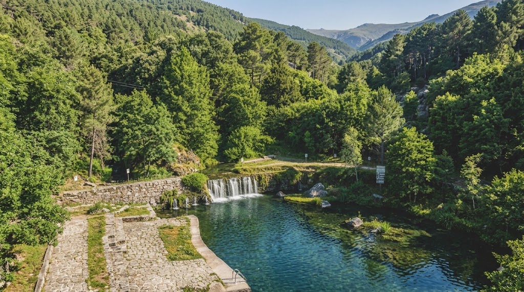 Es un lugar para quedarse, pero también para continuar. U Petril es el punto de partida de la ruta Us Madroñus, un recorrido que lleva a descubrir a pie el paisaje de Valverde del Fresno