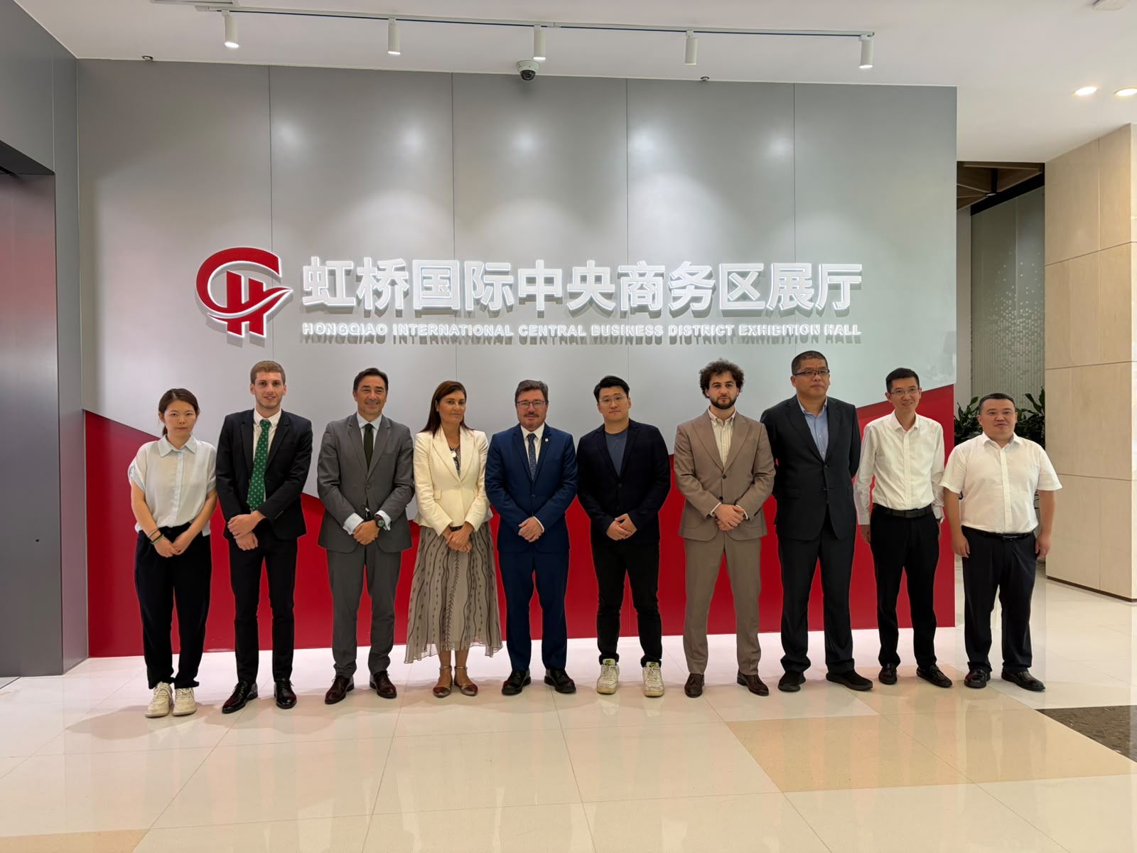 Santamaría presenta en Shanghái las oportunidades de inversión de Extremadura y firma el MOU con Shanghai Hongqiao International Central Business District