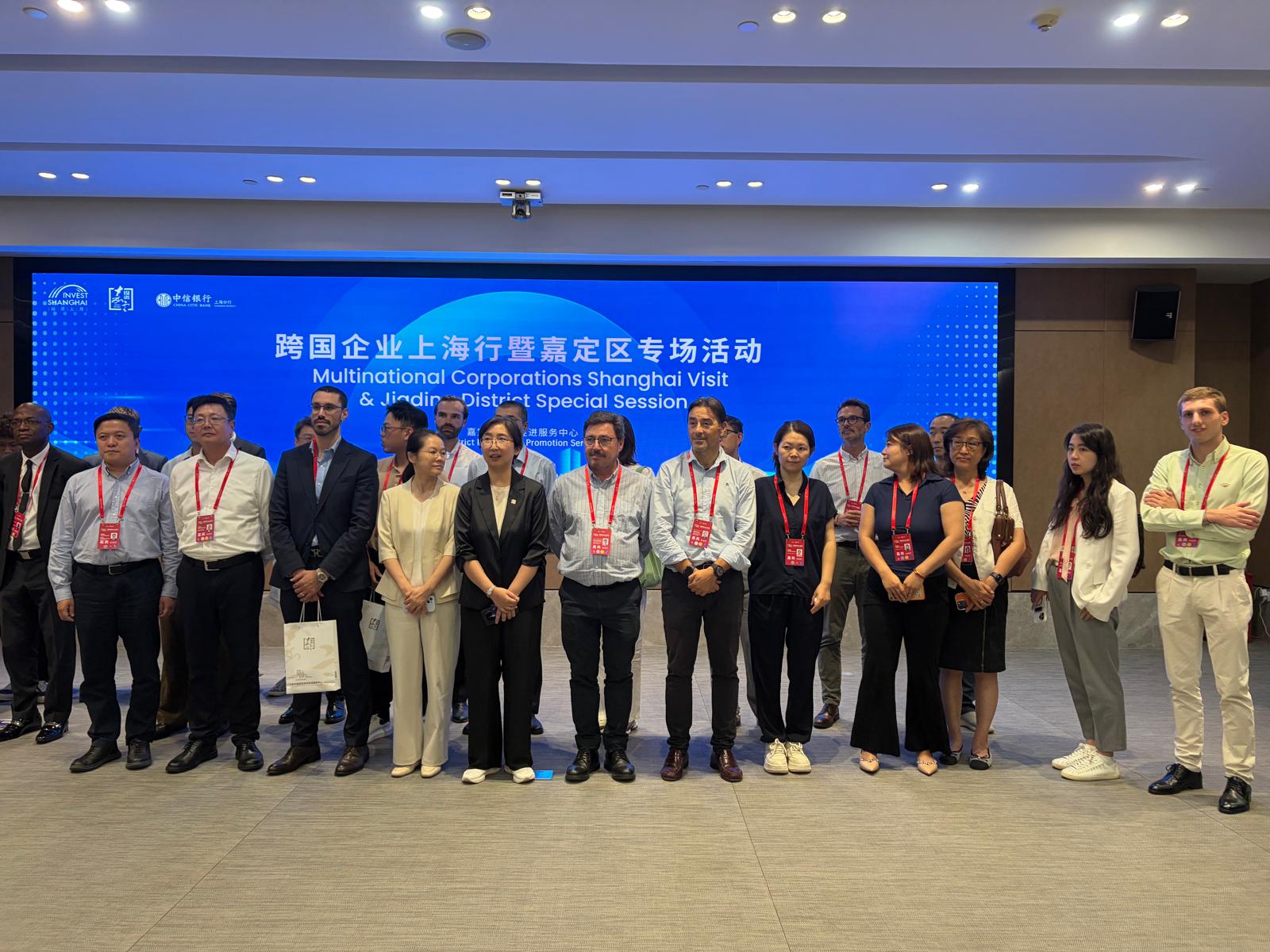 El consejero de Economía, Empleo y Transformación Digital, Guillermo Santamaría, ha mantenido una reunión con el Gobierno Municipal del distrito de Jiading , que forma parte de la ciudad de Shanghái-