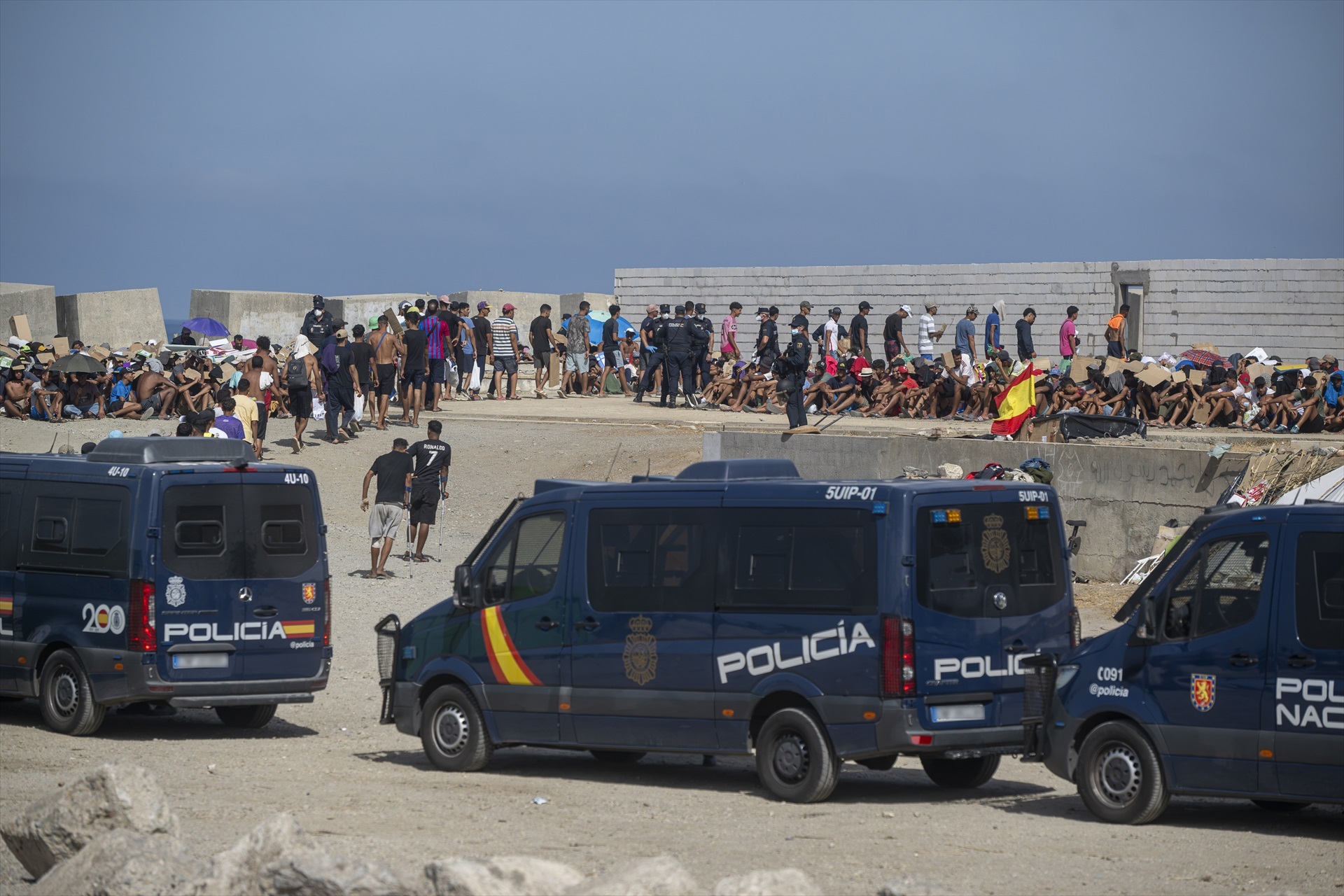 Informe de Policía cuestiona a fuerzas de Marruecos: apunta a "guiado activo" de migrantes a Ceuta y planificación