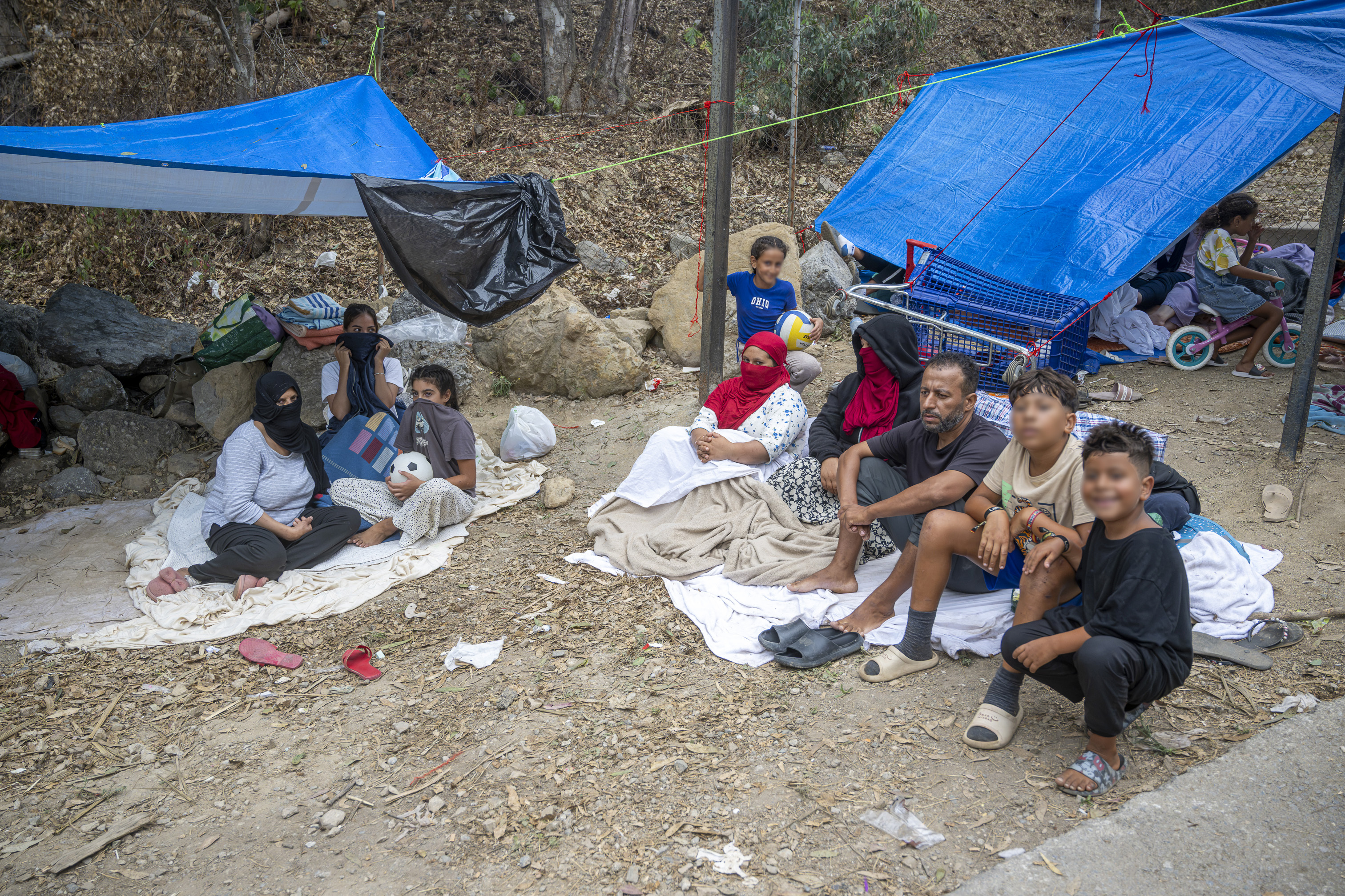 Familias migrantes esperan a las puertas del Centro Ecuestre la Hípica de Ceuta