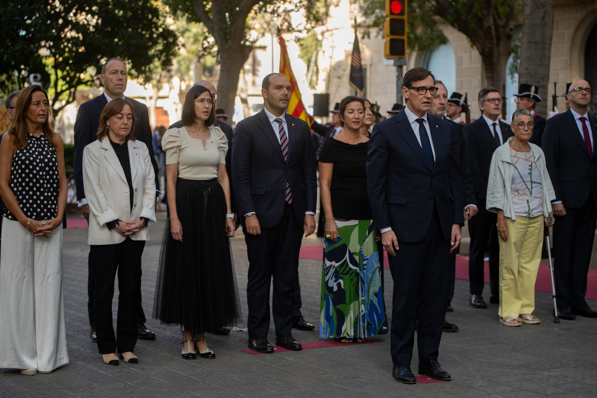 El president de la generalitat de Catalunya, Salvador Illa, acompañado por miembros de su gobierno