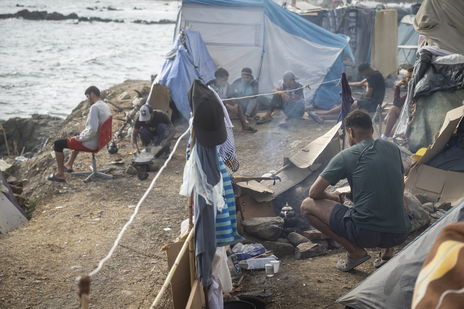 Migrantes en chabolas, en la playa de Trampolín, a 19 de septiembre de 2026, en Ceuta (España).