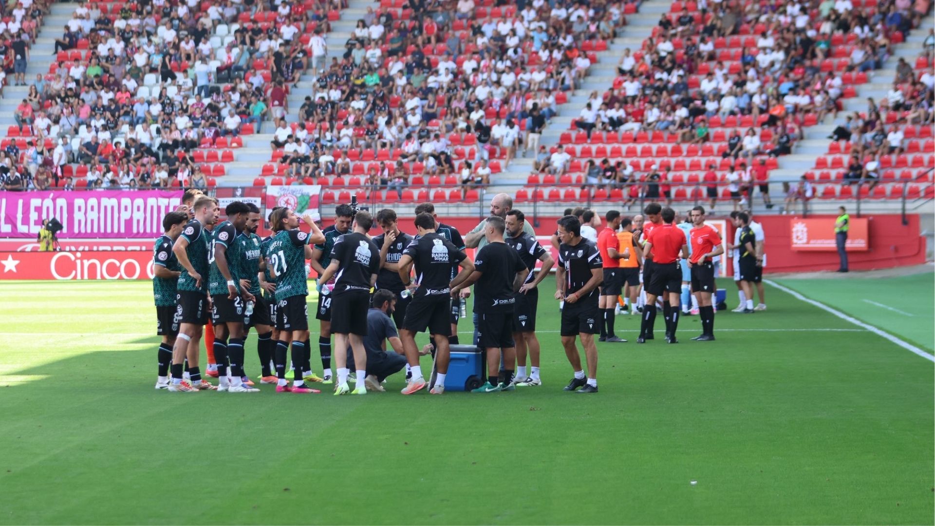 Jugadores del Mérida durante una pausa para la hidratación