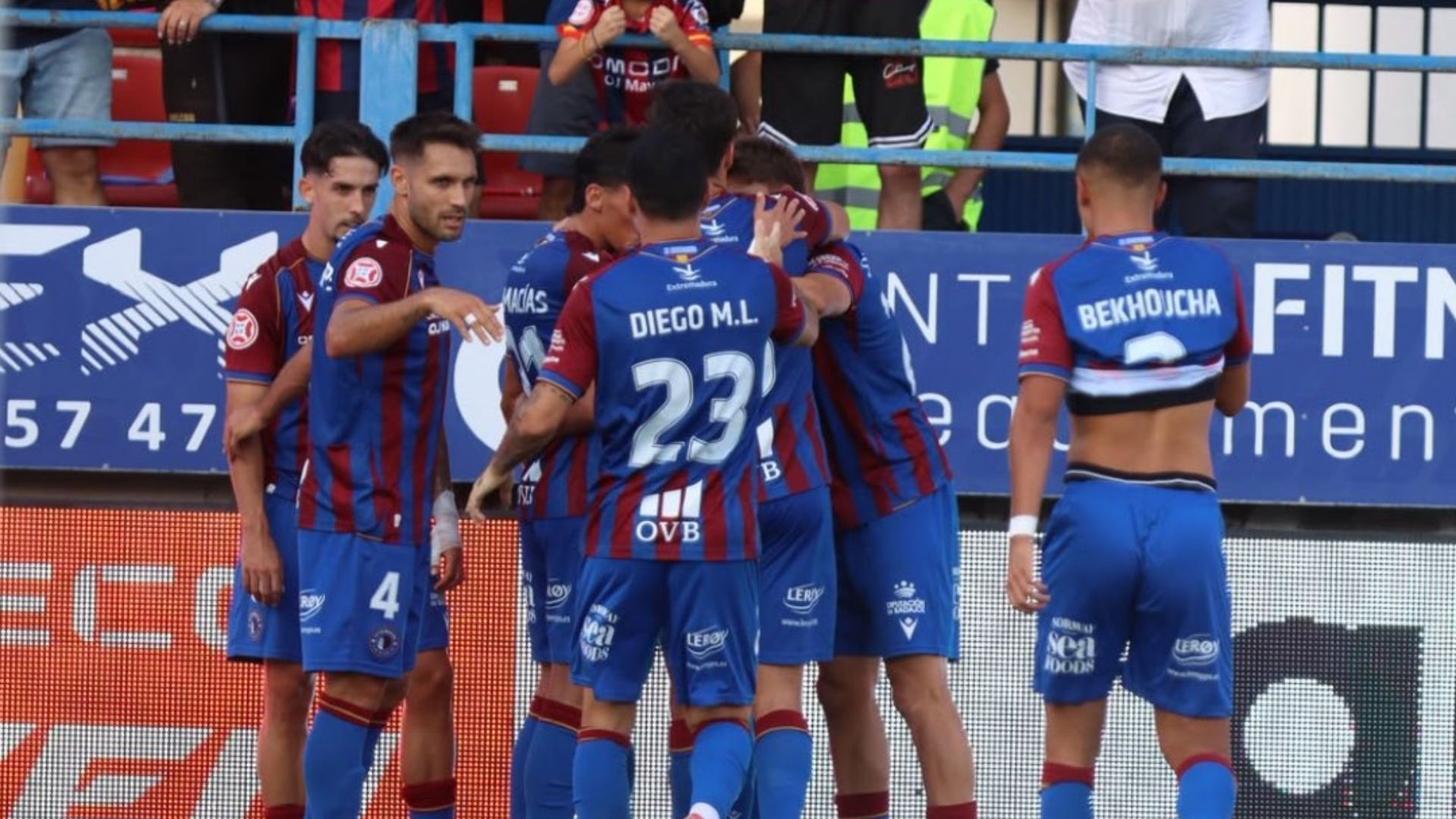 Los jugadores del Extremadura celebran el gol logrado en el partido