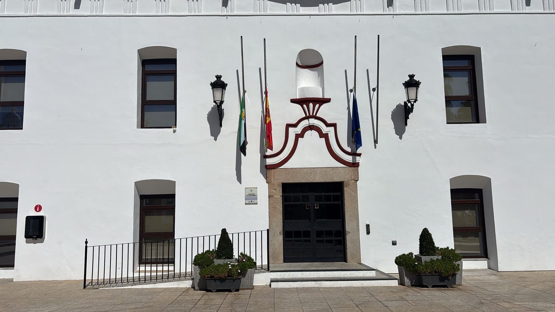 Banderas a media asta en el Ayuntamiento de Jerez de los Caballeros