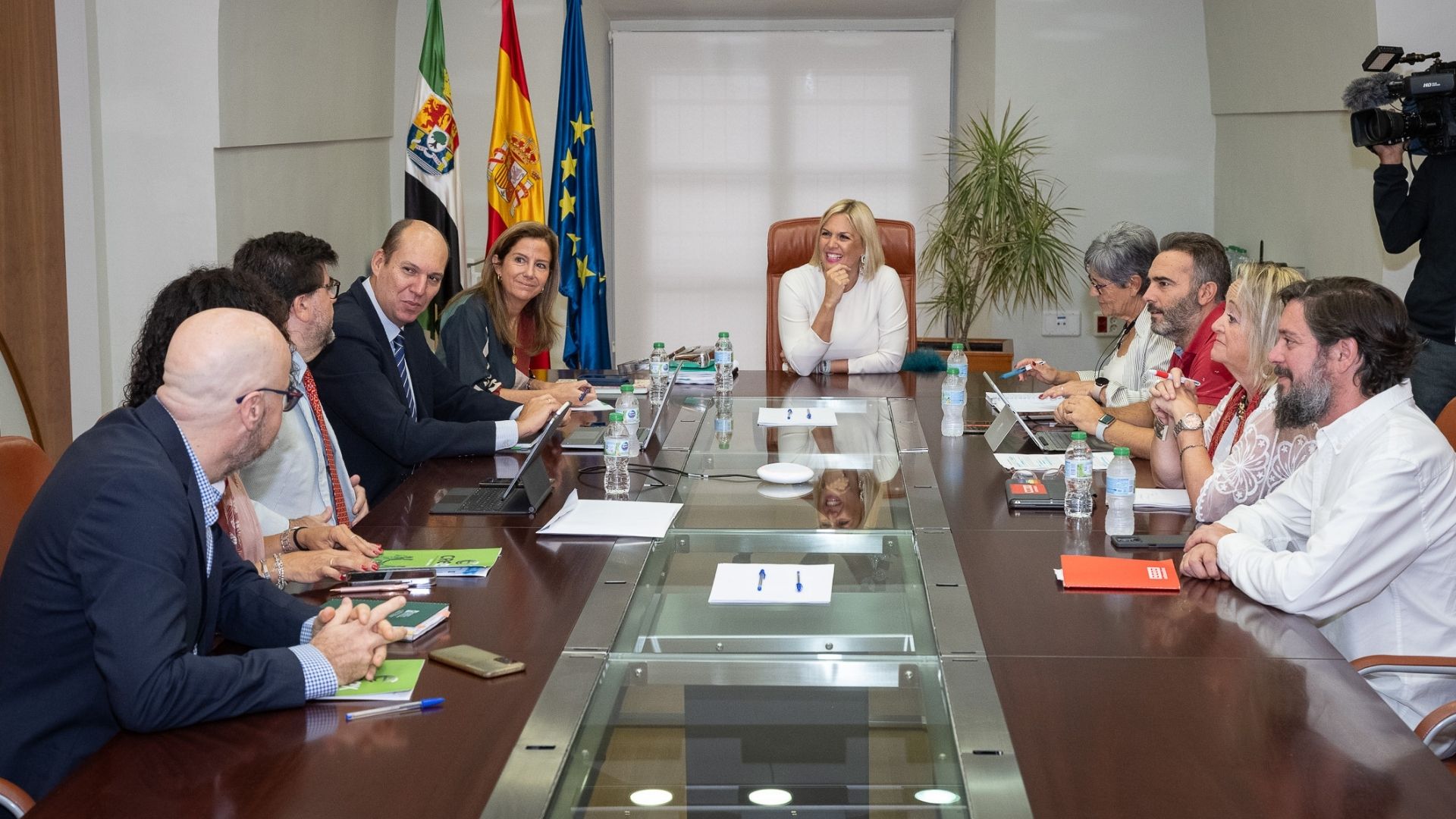 Reunión de la portavoz de la Junta de Extremadura y consejera de Hacienda, Elena Manzano, con representantes sindicales, en una imagen de archivo