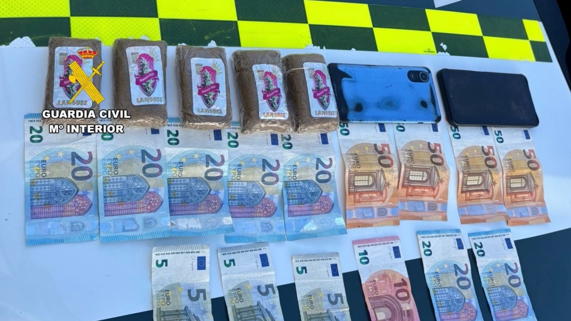 Material y dinero intervenido por la Guardia Civil