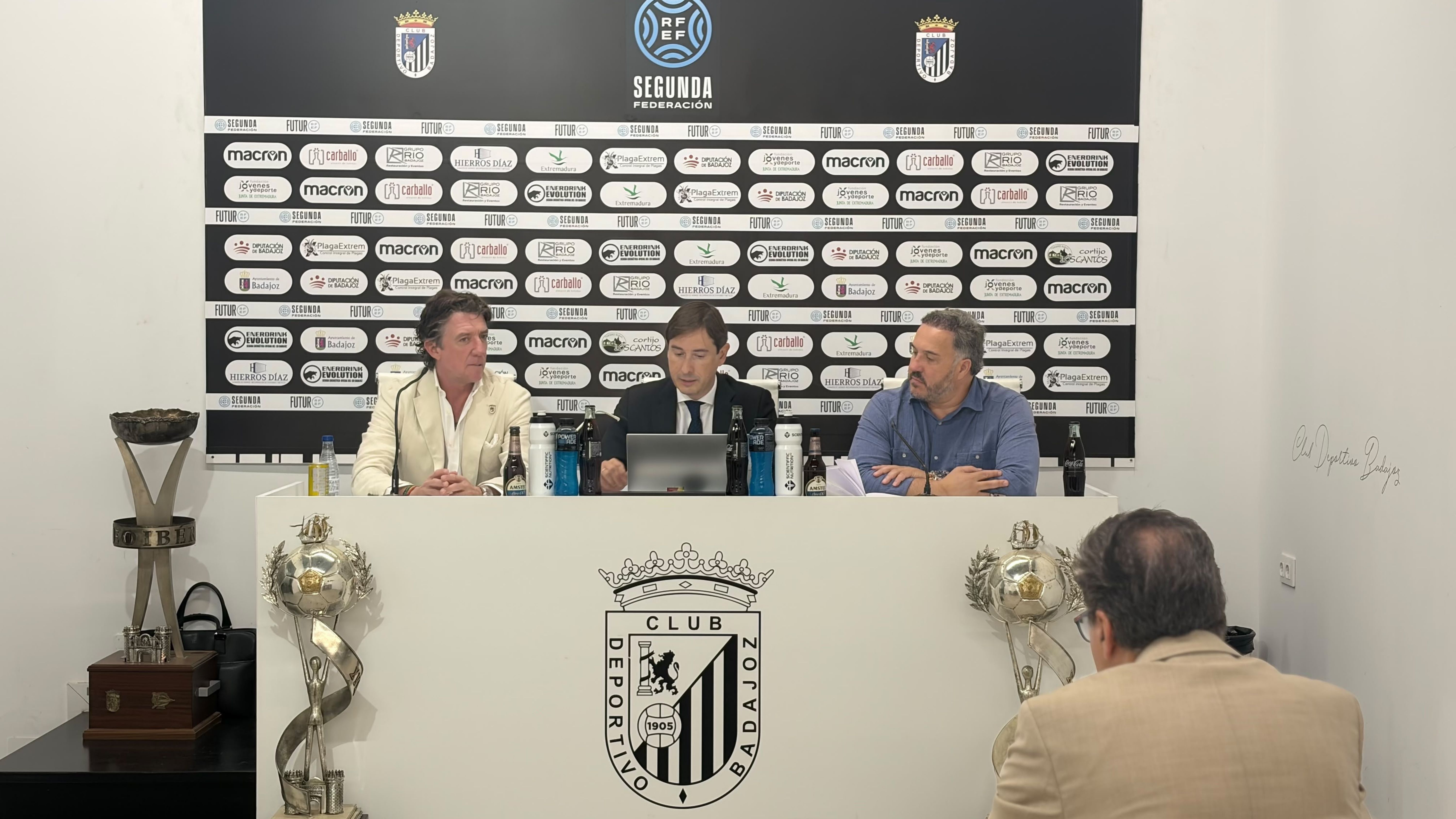 Rueda de prensa del presidente del CD Badajoz, Nicolás Vallejo-Nágera. 