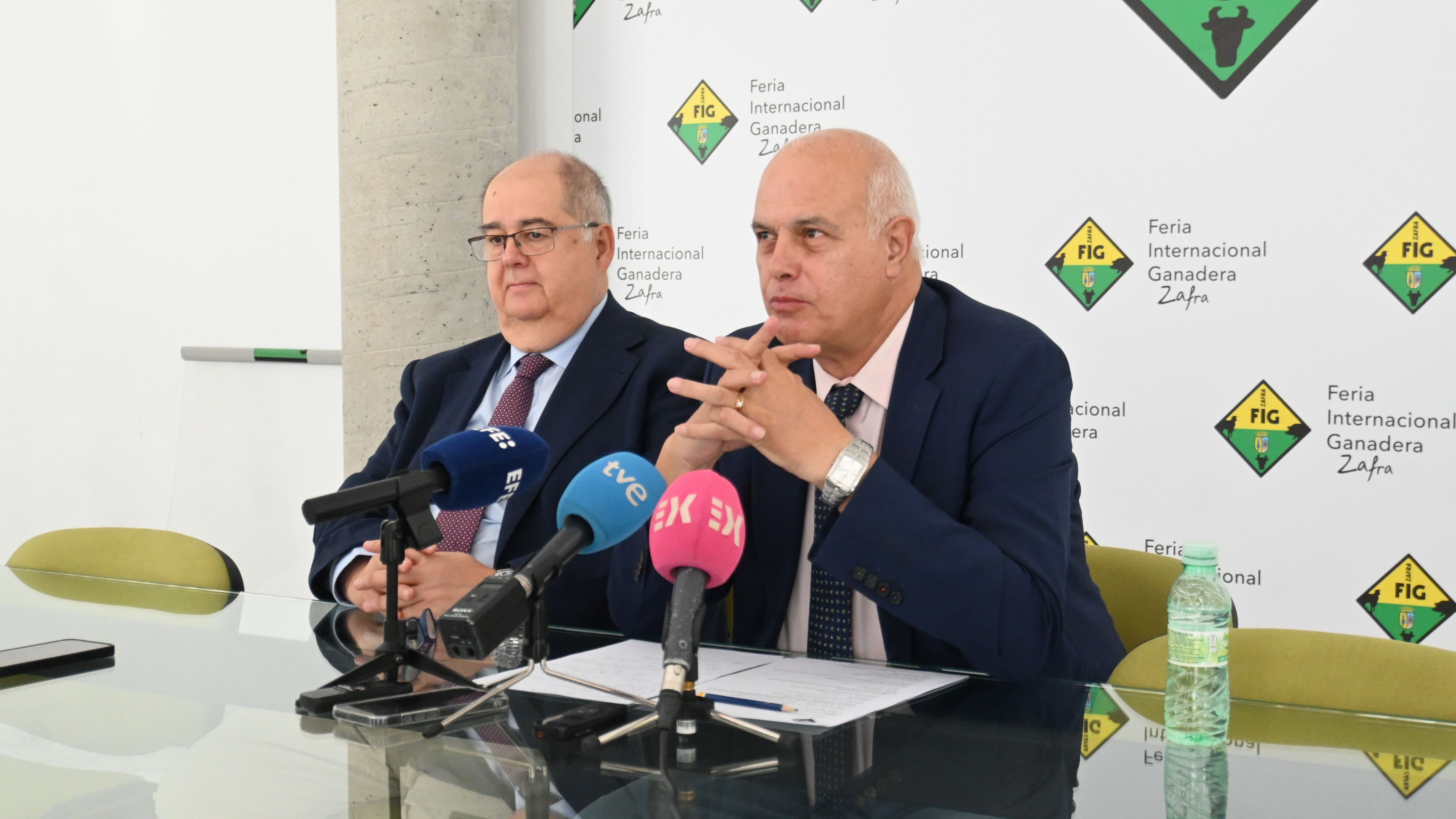 Juan Carlos Fernández, Alcalde Zafra (izquierda) y Santiago Malpica, Comisario FIG Zafra (derecha).