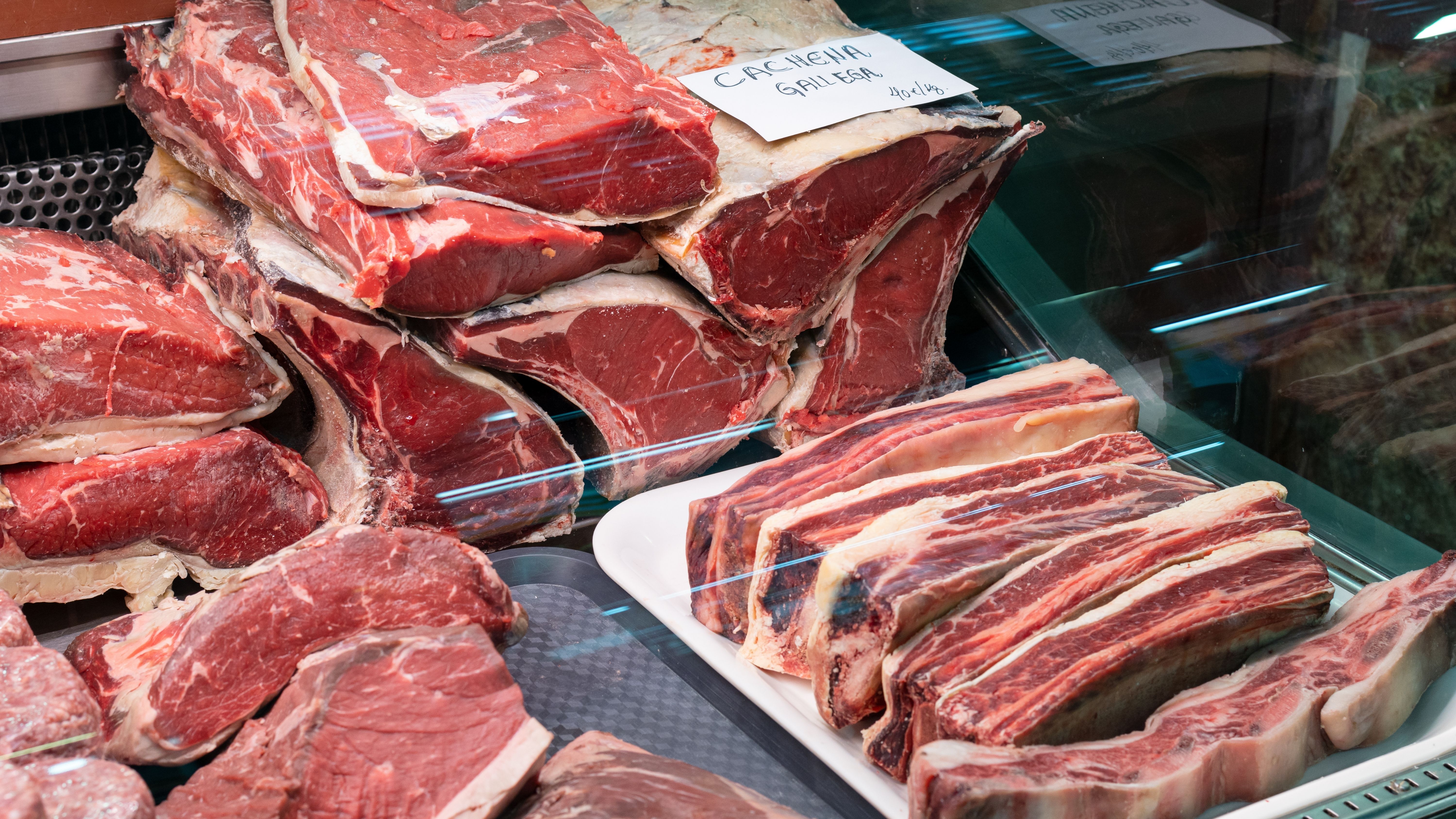 Carne de caza expuesta en una carnicería.