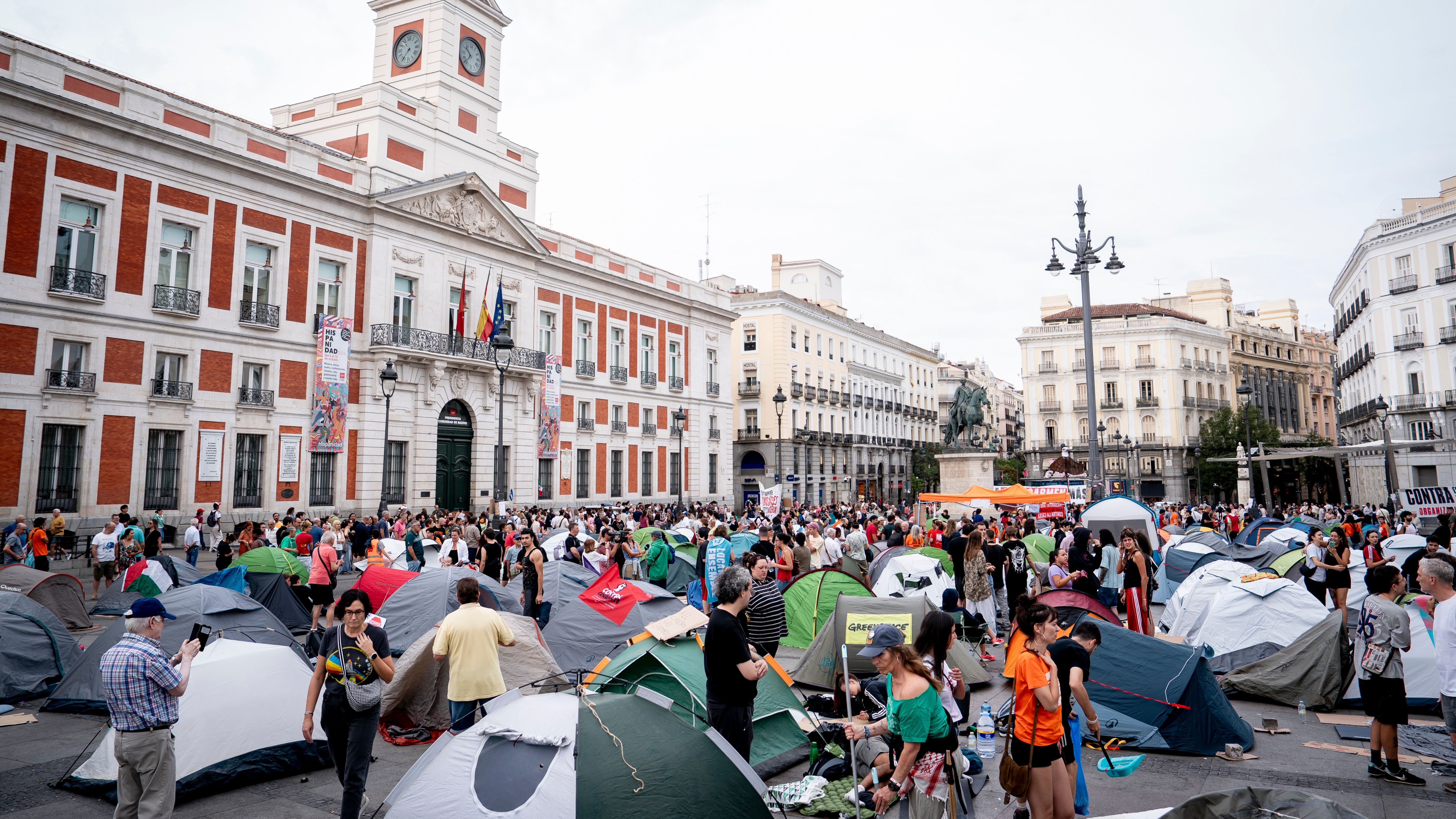 Numerosas personas se concentran en tiendas de campaña para exigir la aprobación de un decreto sobre vivienda, en la Puerta del Sol.