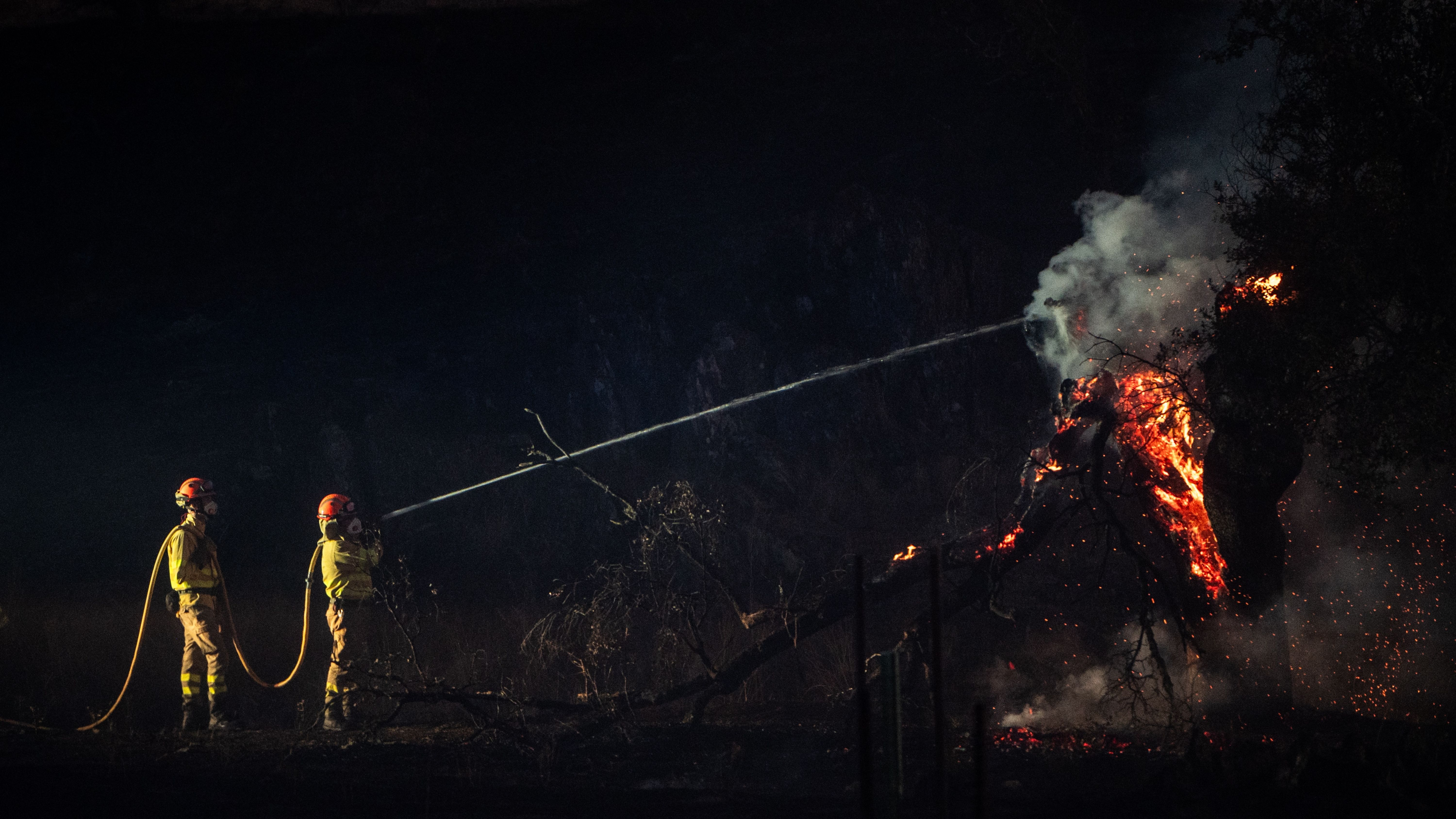 Bomberos del Infoex trabajando en la extinción de un incendio.