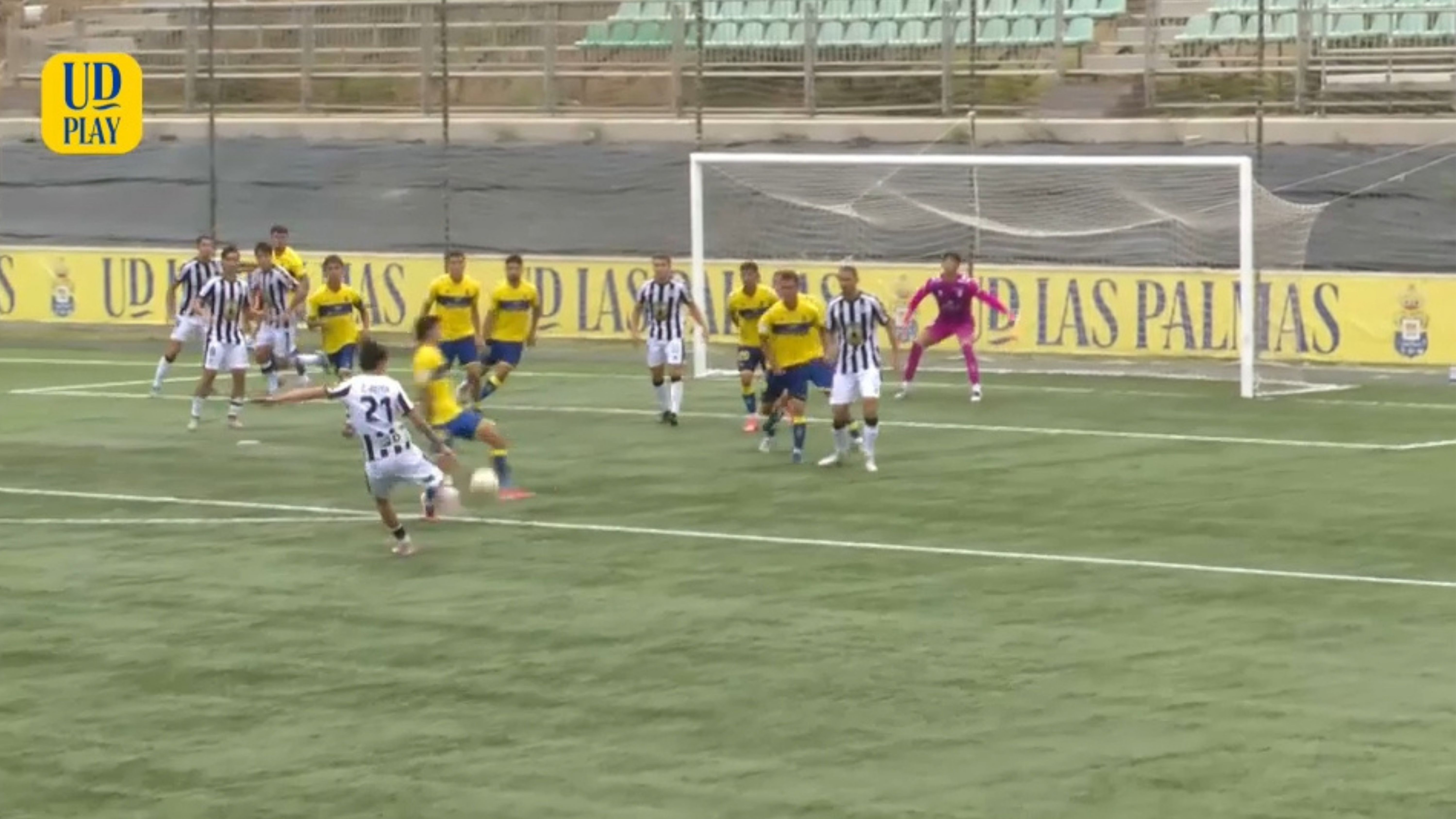 Un momento del partido entre el Badajoz y Las Palmas. 