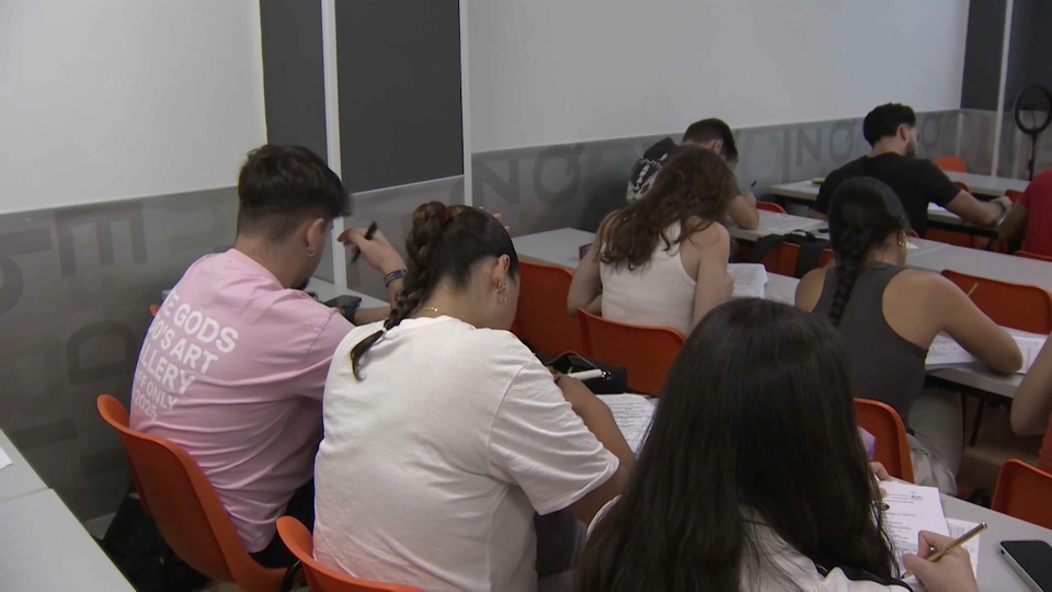 Opositores estudiando en una academia