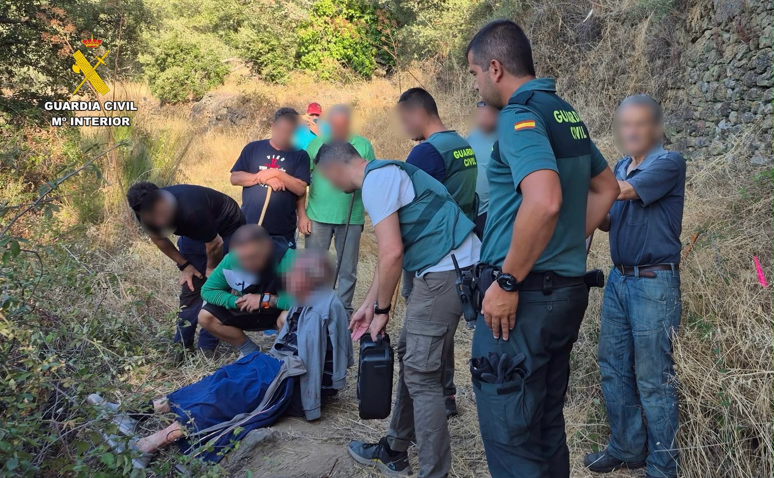 Momento en el que la Guardia Civil localiza al hombre desaparecido en Pasarón de la Vera