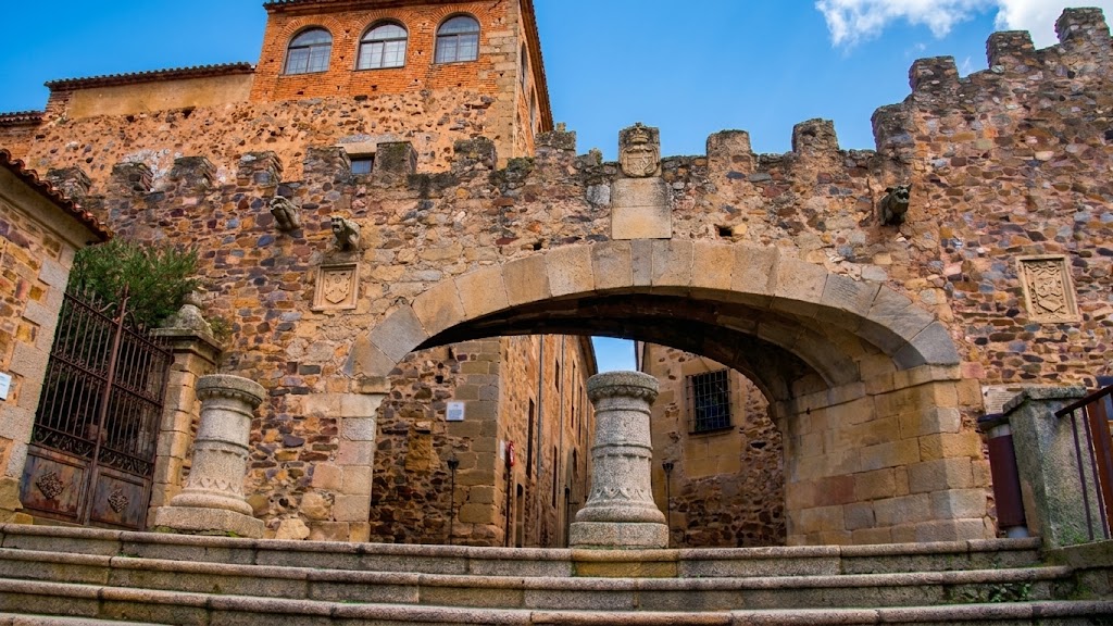 Esta emblemática puerta del siglo XVIII, diseñada por Manuel de Lara Churriguera, da la bienvenida a la Ciudad Vieja, Patrimonio de la Humanidad