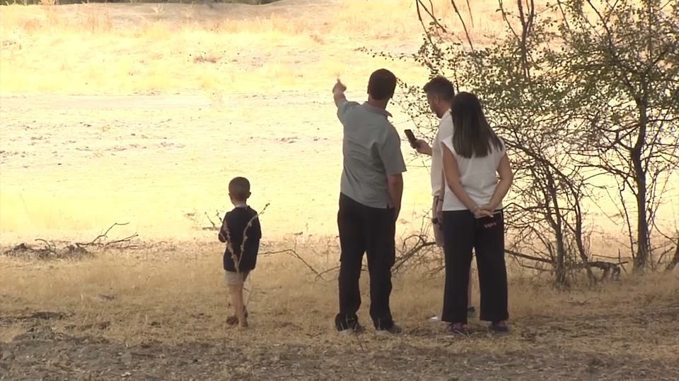 Una familia disfrutando de un safari en Monfragüe durante la Berrea