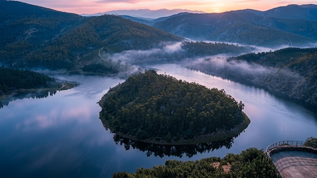 El despertar del Alagón: cuando las primeras sombras se retiran y la niebla acaricia las montañas en el norte de Extremadura.