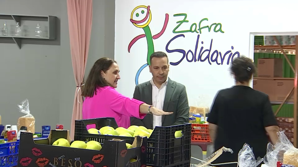 Visita del consejero de Desregulación y vicepresidente de la Junta, Óscar Fernández, a la ONG Zafra Solidaria