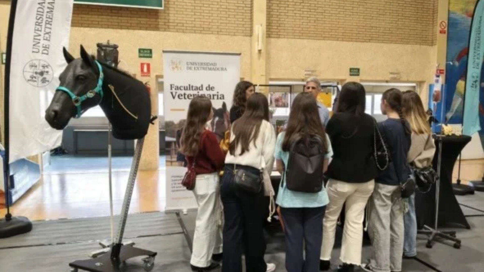 La UEx muestra su oferta académica a más de 4.000 estudiantes en la XV Feria Educativa