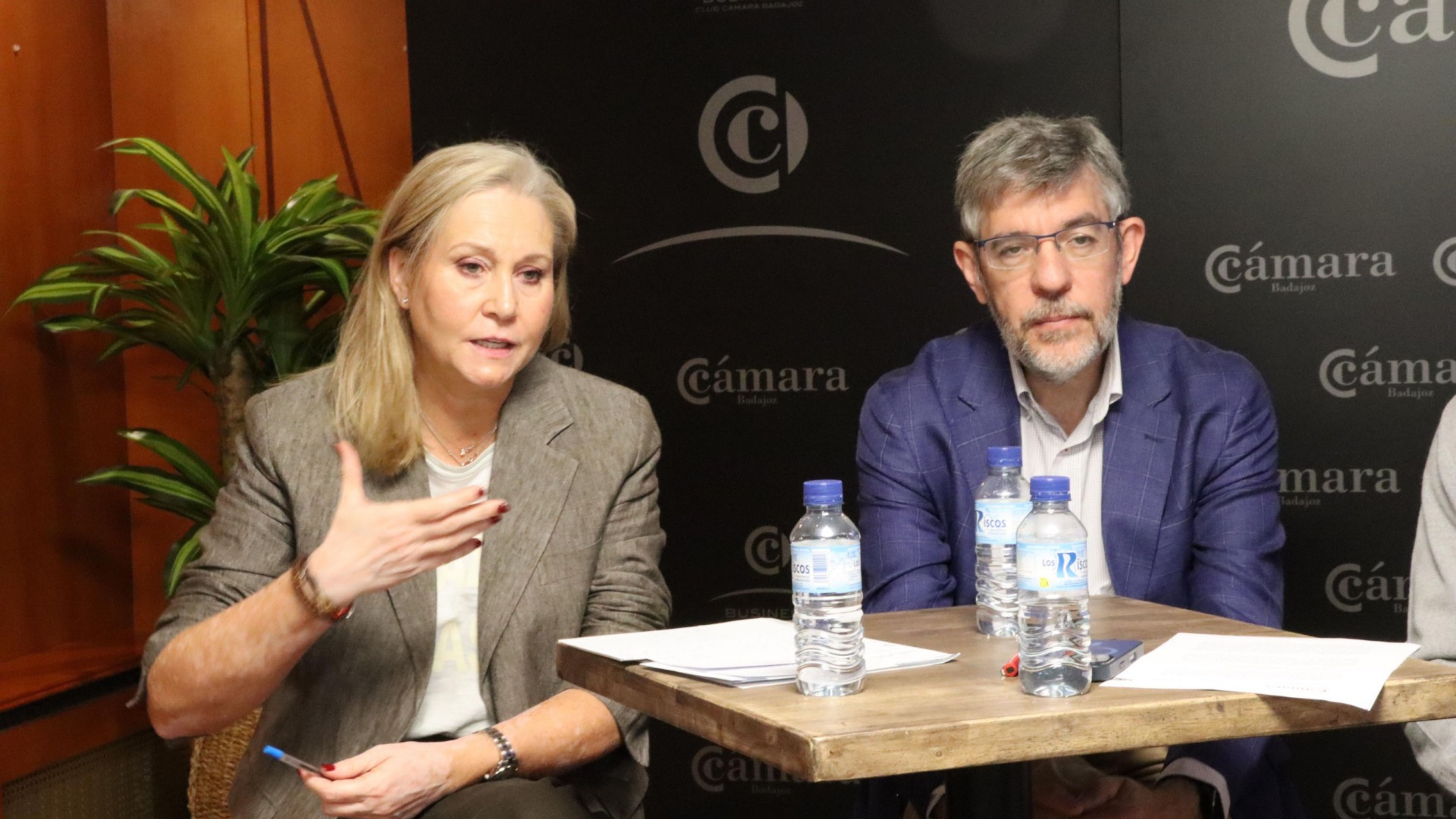 La candidata número uno del PP al Congreso por Badajoz, Teresa Tortonda, y Alberto Nadal Belda, vicesecretario de Economía y Desarrollo Sostenible del Partido Popular, durante un encuentro con empresarios en la Cámara de Comercio de Badajoz