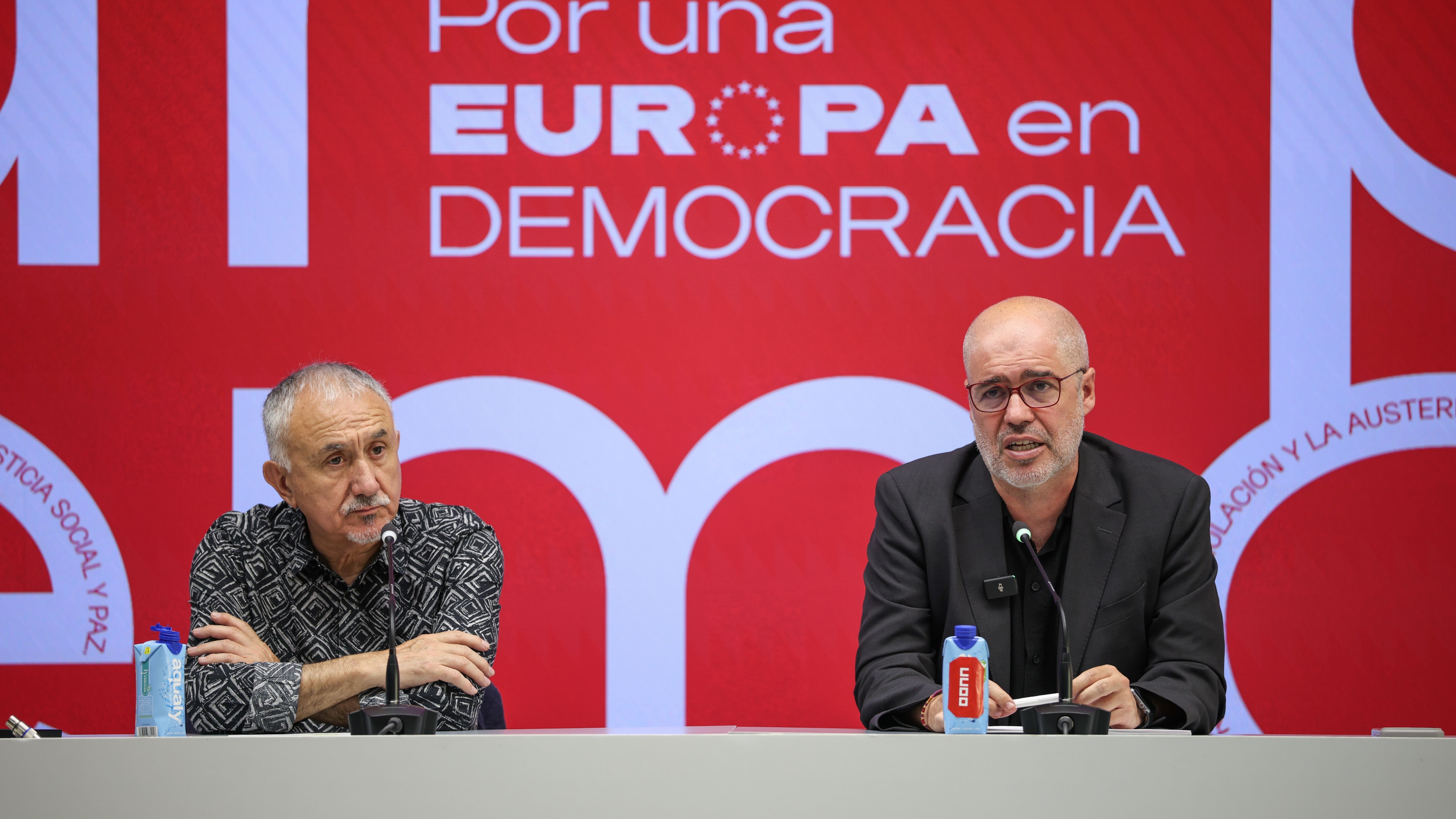 El secretario general de CCOO, Unai Sordo (d), y el secretario general de UGT, Pepe Álvarez (i), durante una rueda de prensa.