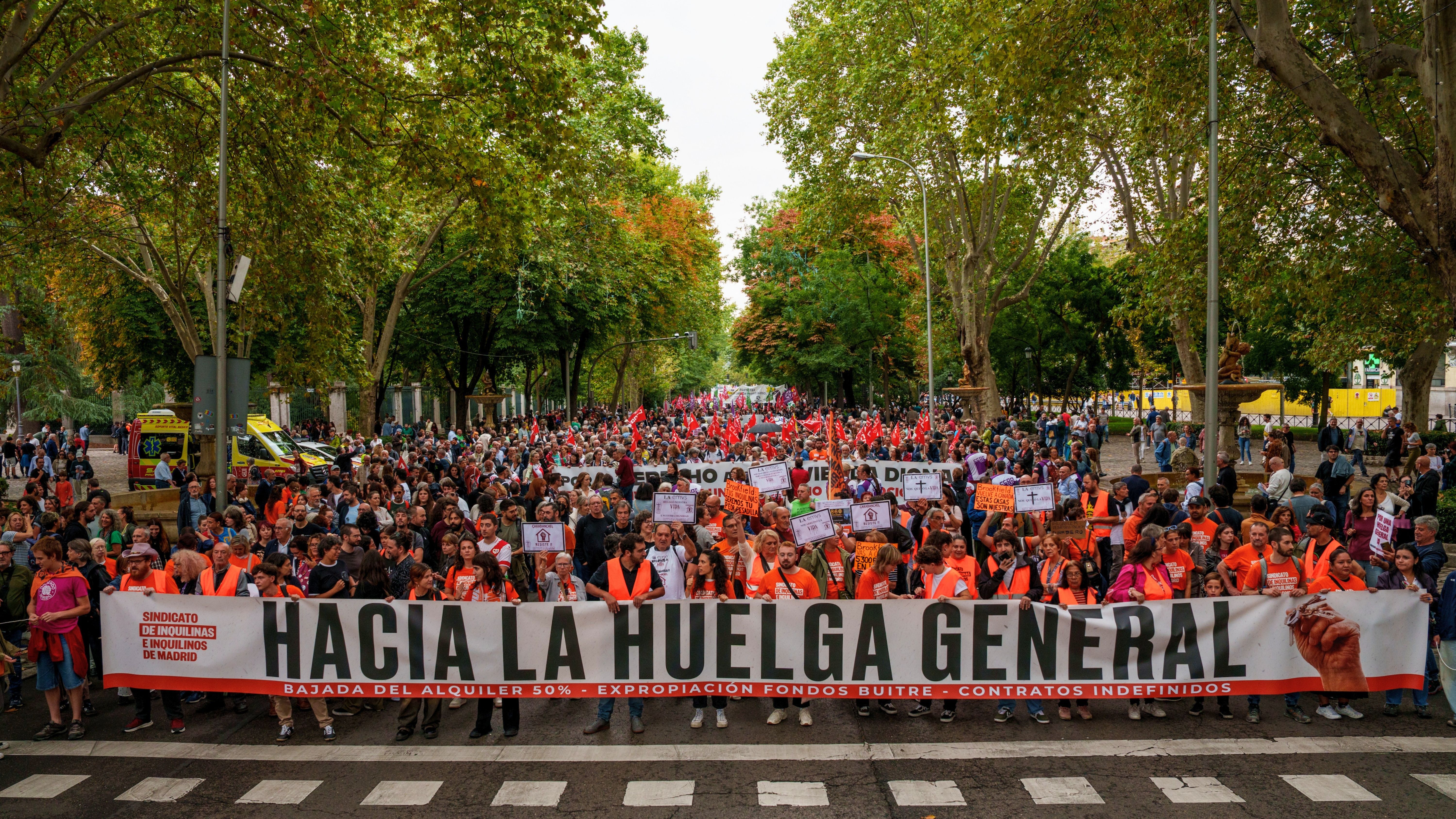 Pancarta con lema 'Hacia la huelga general' durante la manifestación por el precio de los alquileres, a 3 de octubre de 2026, en Madrid (España).