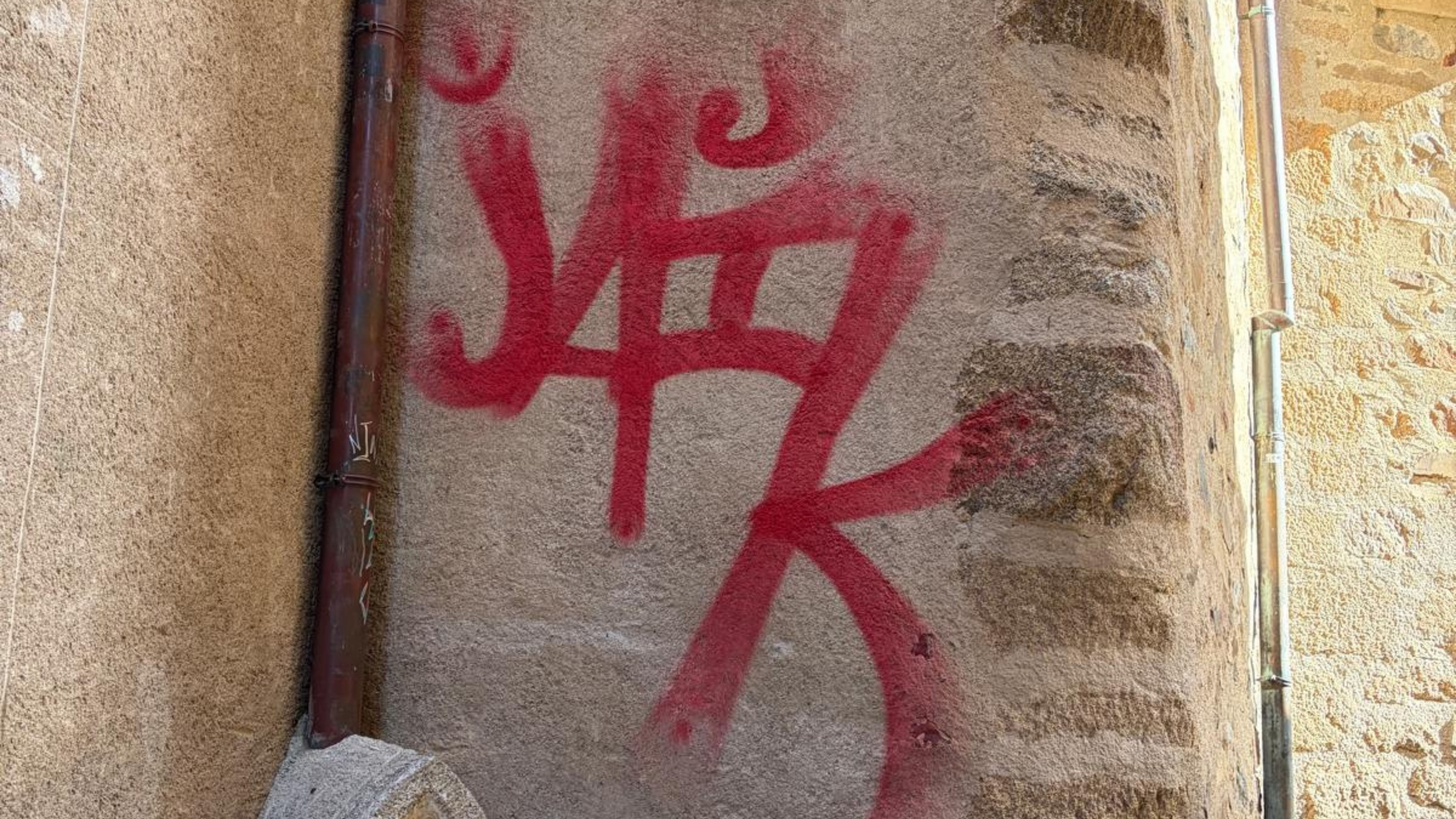 Pintadas realizadas en la Ciudad Monumental de Cáceres. 