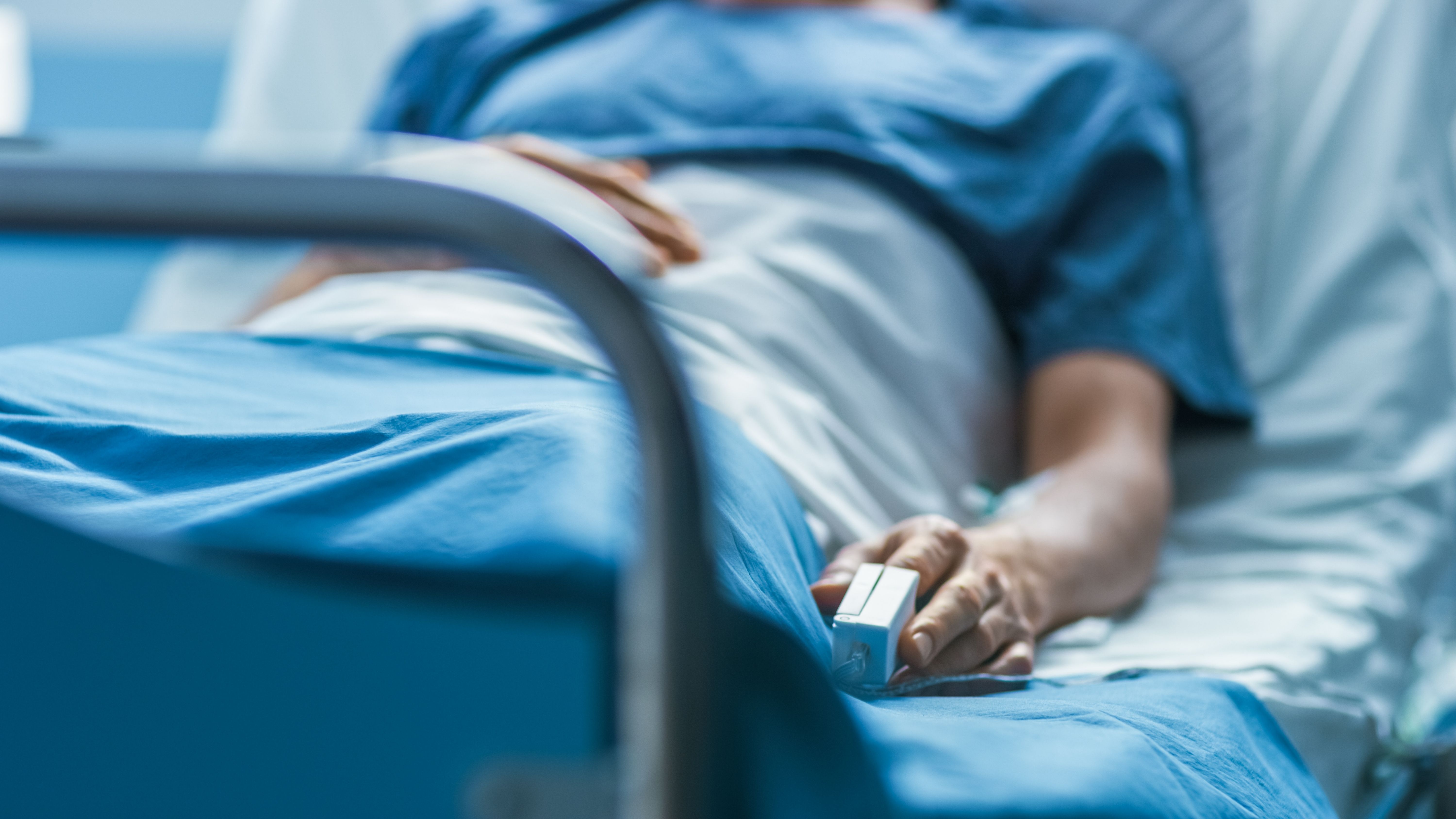 Un paciente en una cama de hospital. 