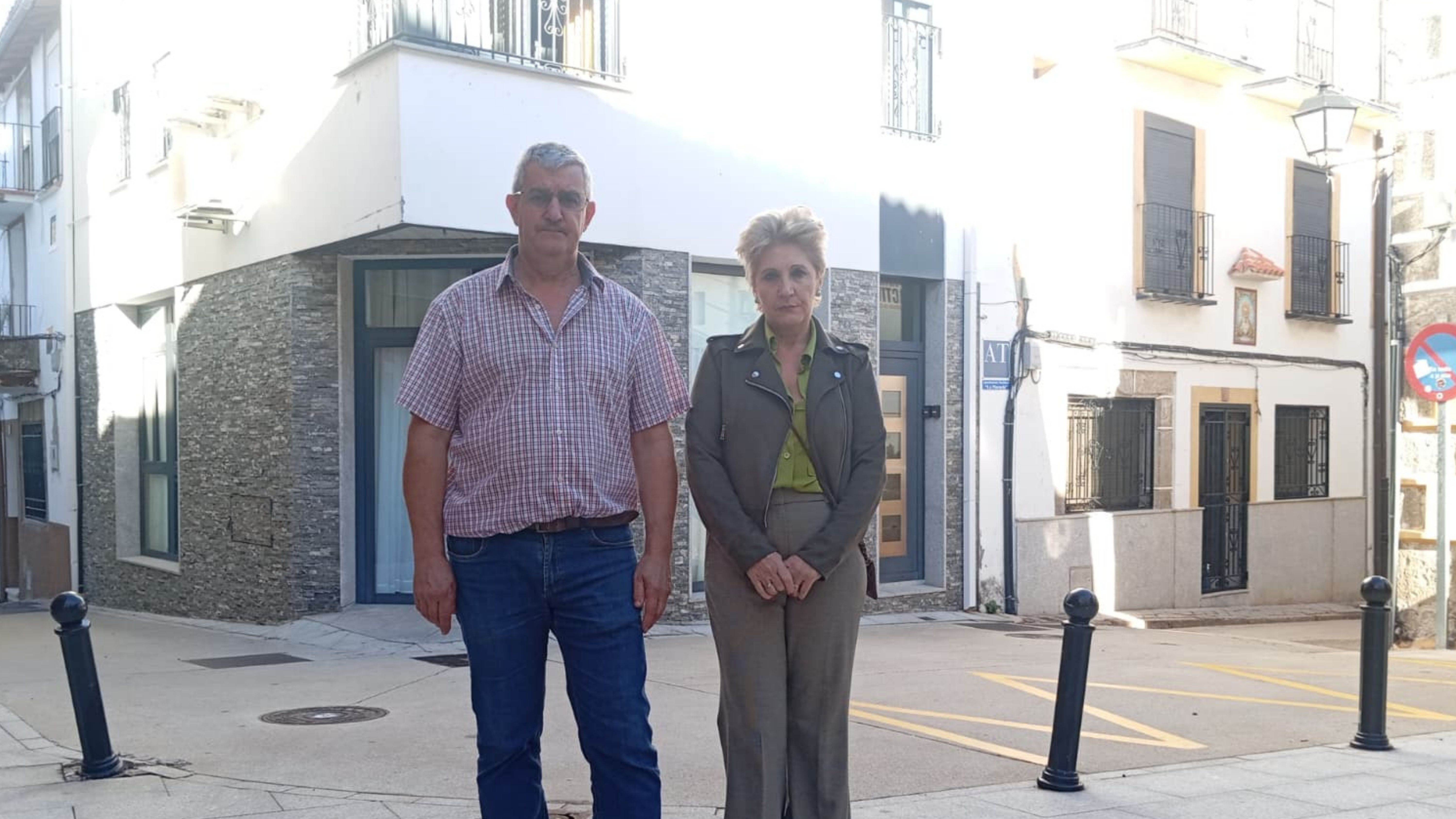Carlos Regidor y Mariluz García, los propietarios de Apartamentos Turísticos La Plazuela, en Baños de Montemayor (Cáceres).