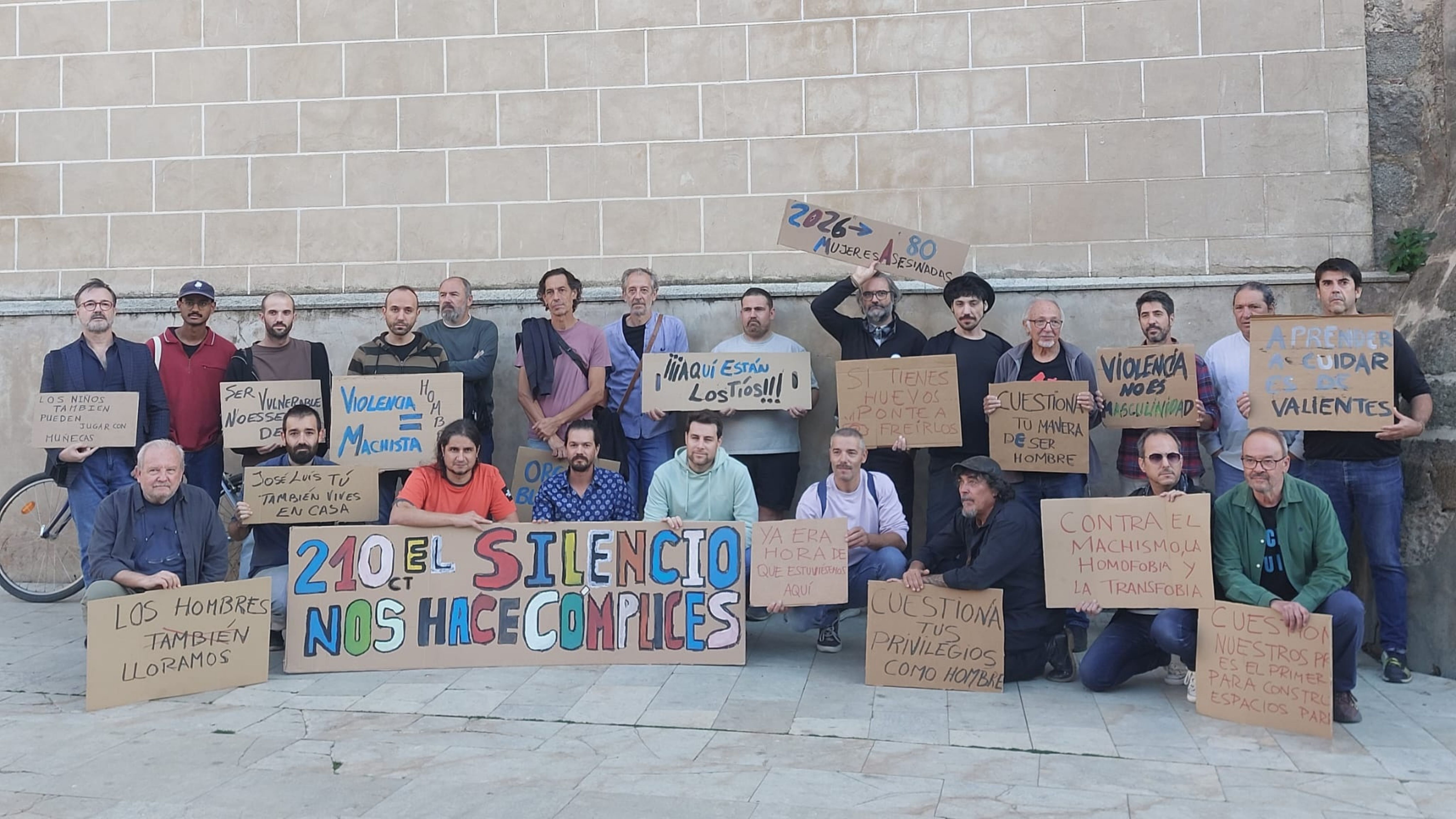 Concentración en la plaza de España de Badajoz con motivo del Día de los Hombres contra las Violencias Machistas. 