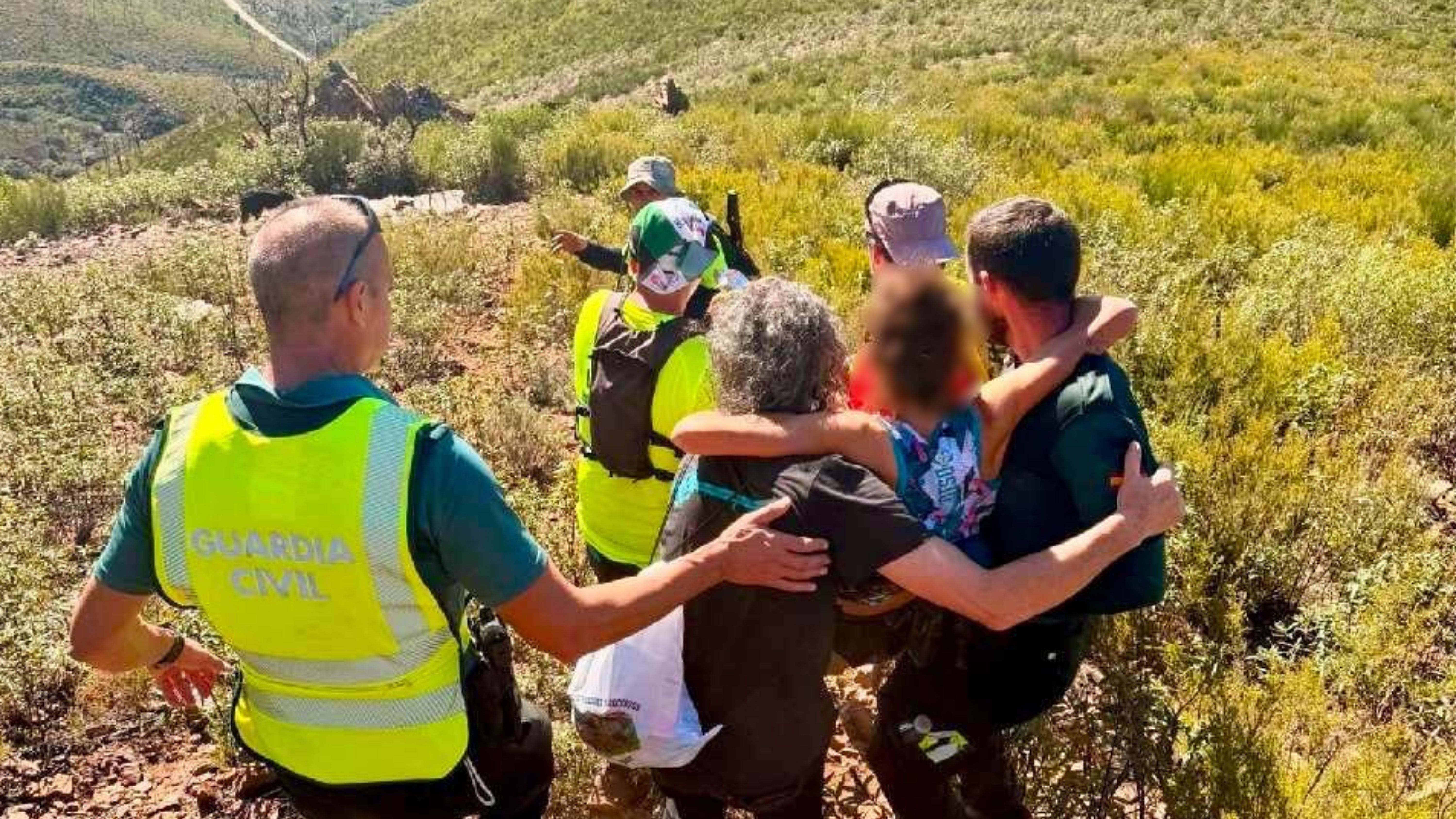 Evacuación de una corredora durante el Kilómetro Vertical de Las Hurdes tras sufrir una contractura muscular