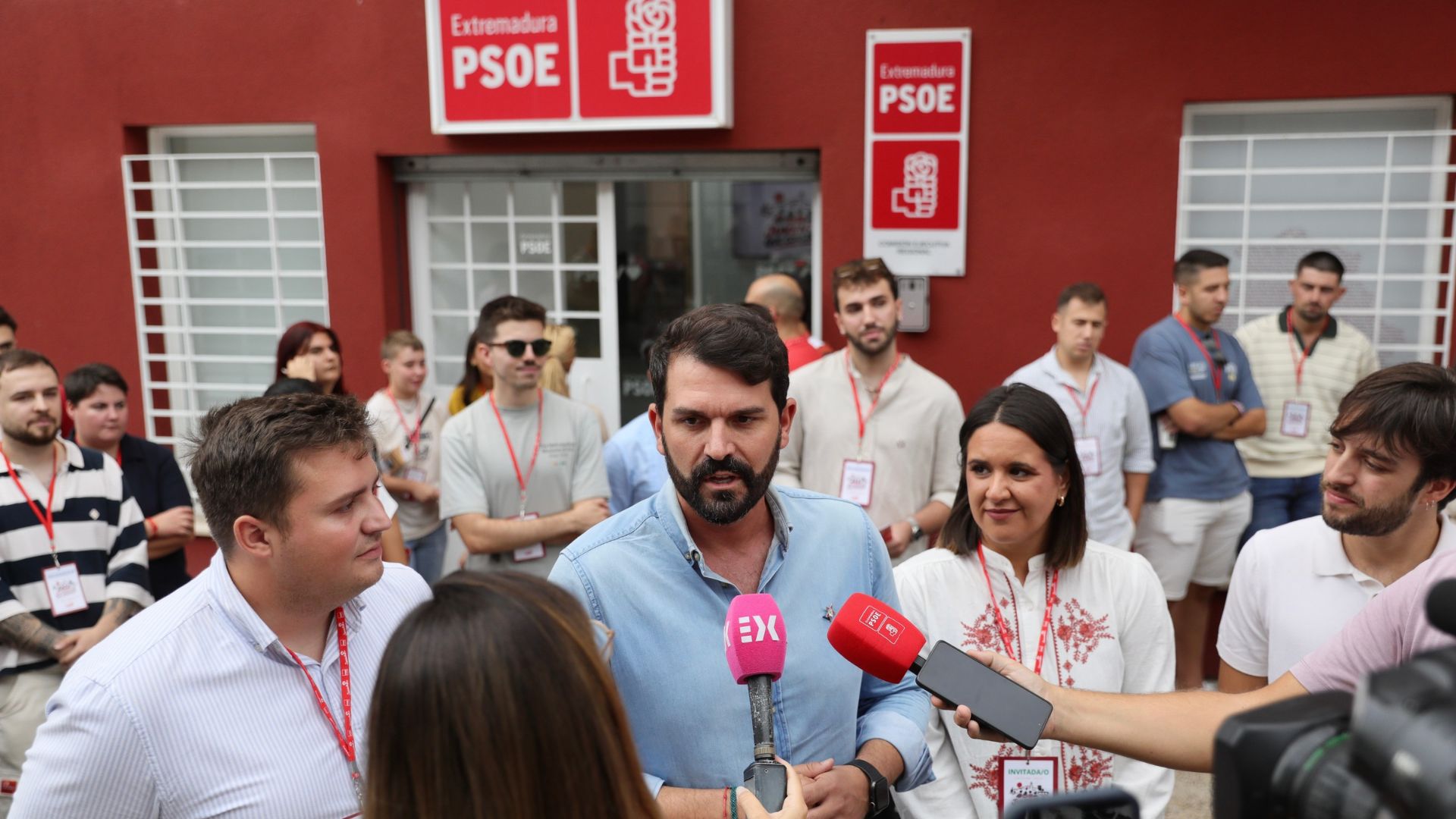 Álvaro Sánchez Cotrina, secretario general del PSOE de Extremadura, atiende a los medios de comunicación