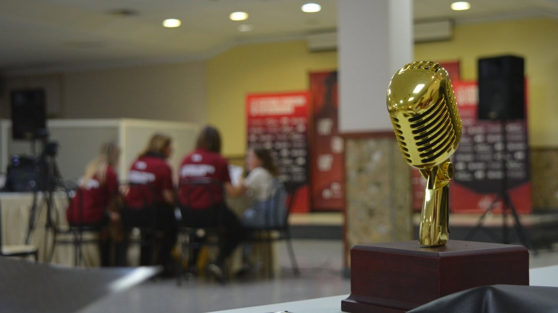 Micrófono de oro en una reunión de la organización del Festival de la Canción de Extremadura en una imagen de archivo