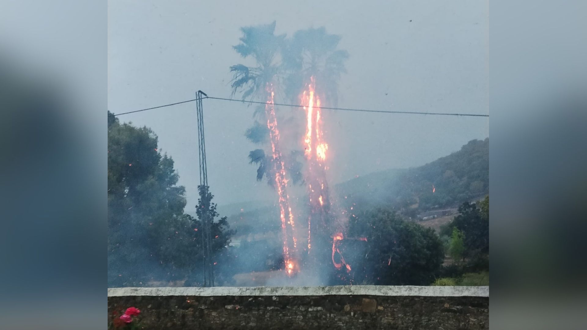 Un rayo en Táliga durante el episodio de lluvias y tormenta