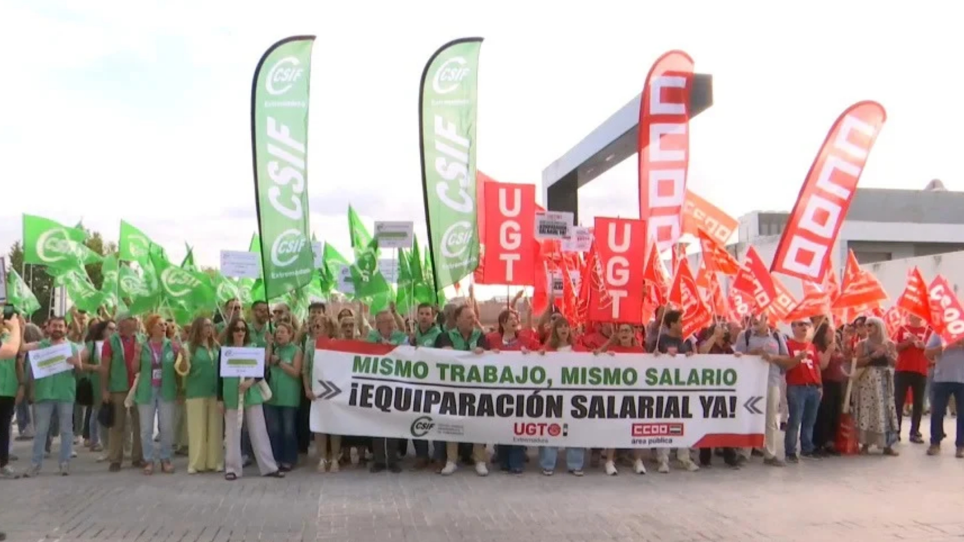CSIF, UGT y CCOO se concentran ante la Junta para exigir la equiparación salarial